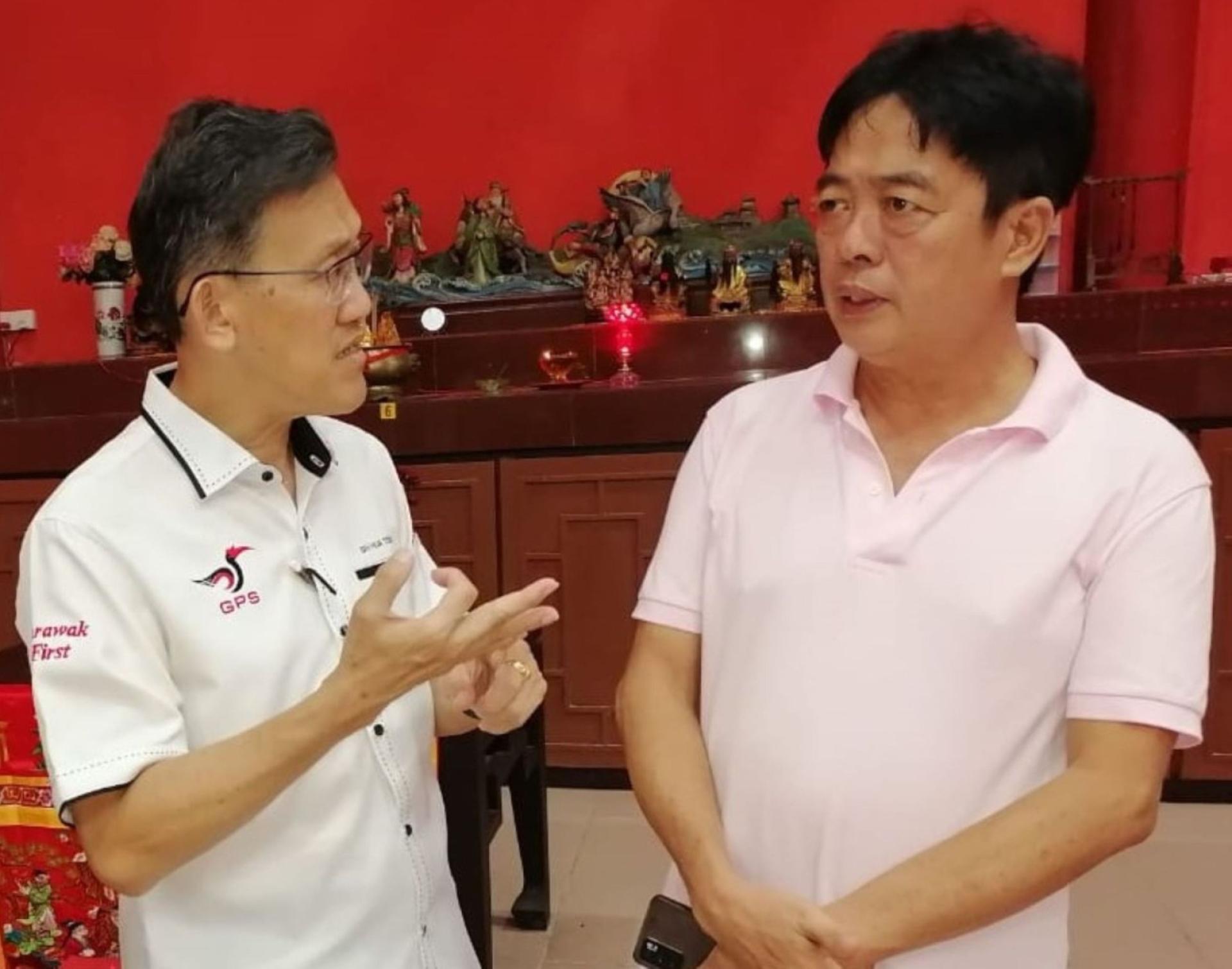 第三届婆罗洲妈祖文化节大会主席许义华（右）人联党峇都林当支部主席薛华东。