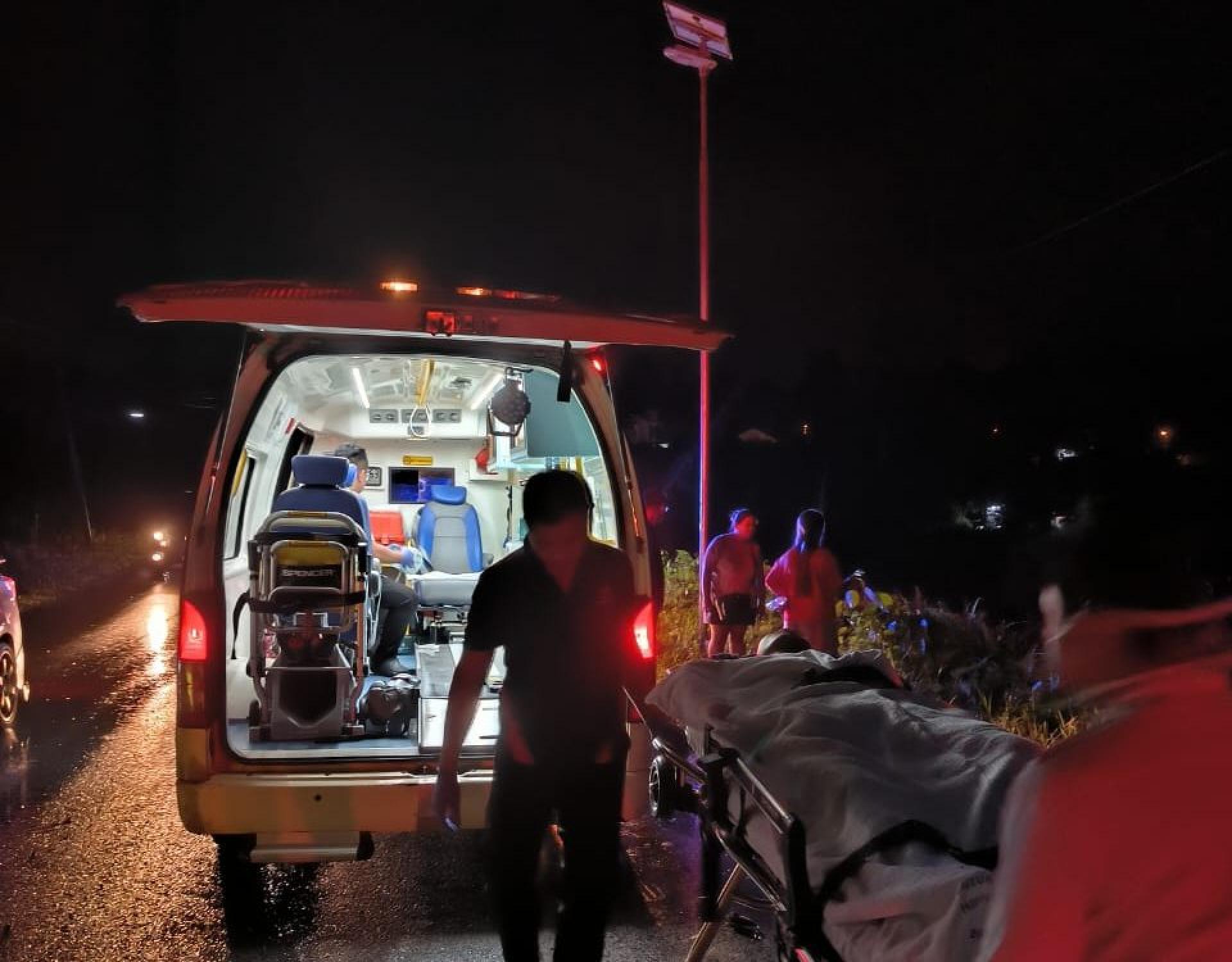 救护者准备将骑士送往医院做进一步抢救，无奈最终还是宣告死亡。