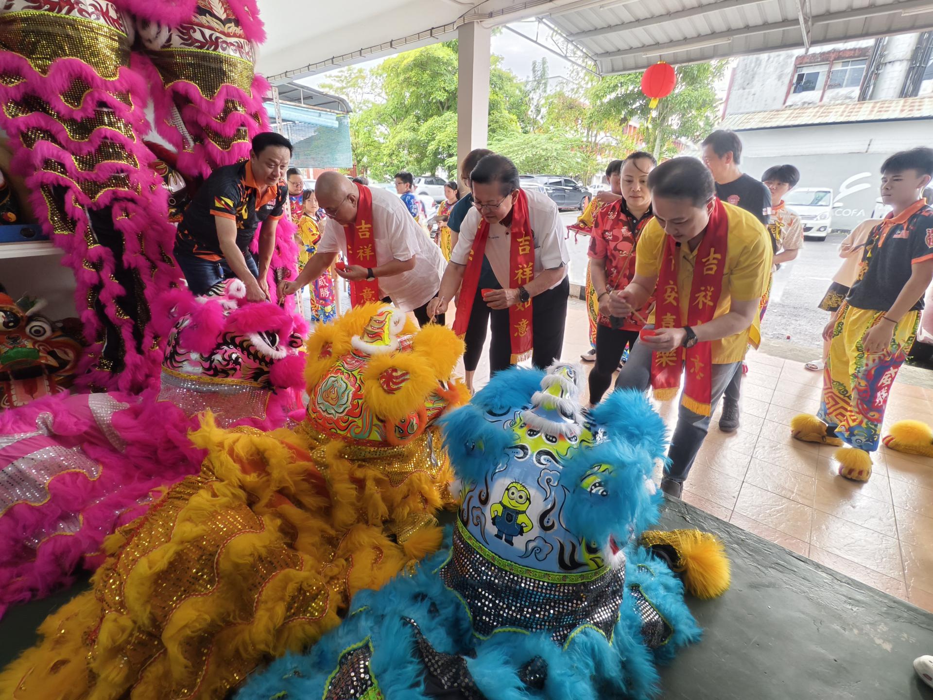 美里威胜体育会龙麒狮团新幼狮开光仪式，并由市长俞小珊（左2起）、拿督斯里李景胜、市议员谢家樑点睛。左为主席池志达。