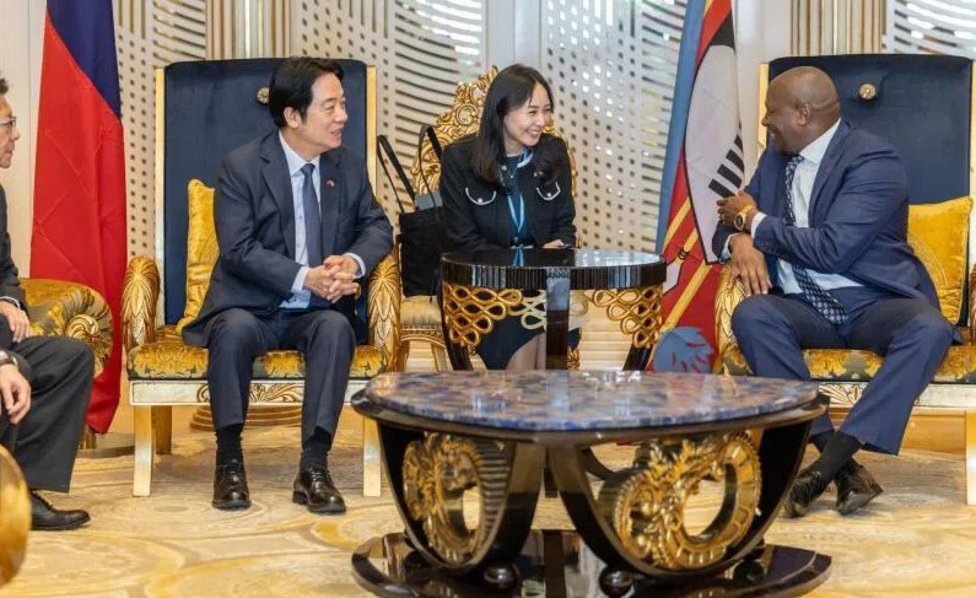 台湾总统赖清德（左）抵达斯威士兰机场后，与斯威士兰首相德拉米尼（右）交谈。