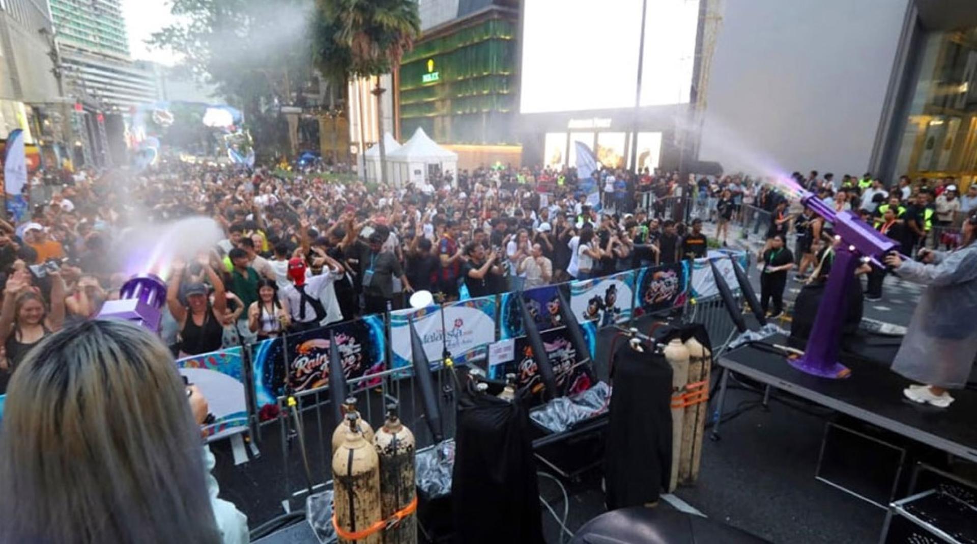 约3万人昨晚在武吉免登参与2026年Rain Rave水上音乐节压轴之夜，活动在安全及受控的情况下进行，没发生不愉快事件，惟一名女子因持利器而被逮捕。