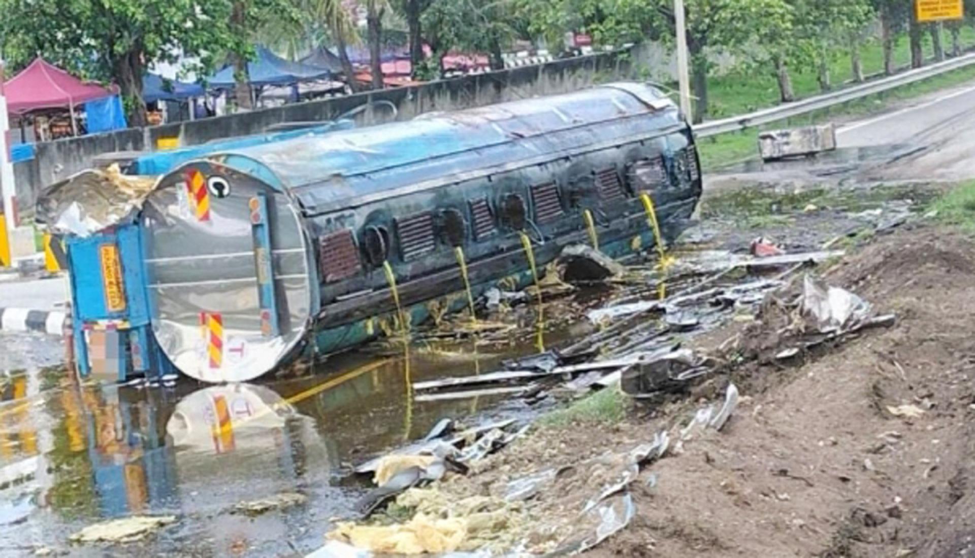 棕榈油槽车翻车，油倾覆在附近道路上。