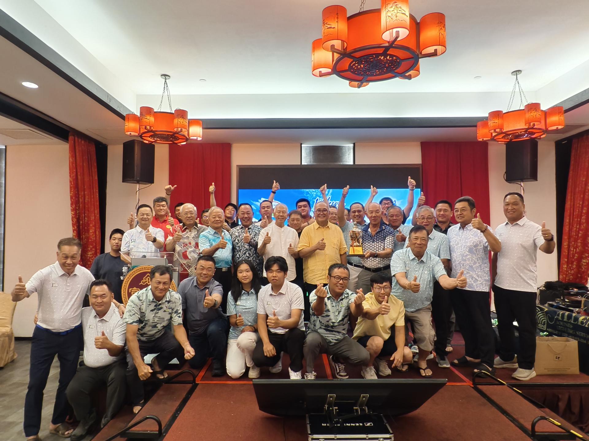 第29届泛婆罗洲福州高尔夫球锦标赛团体冠军民都鲁白鹭队在颁奖礼上与嘉宾合影。