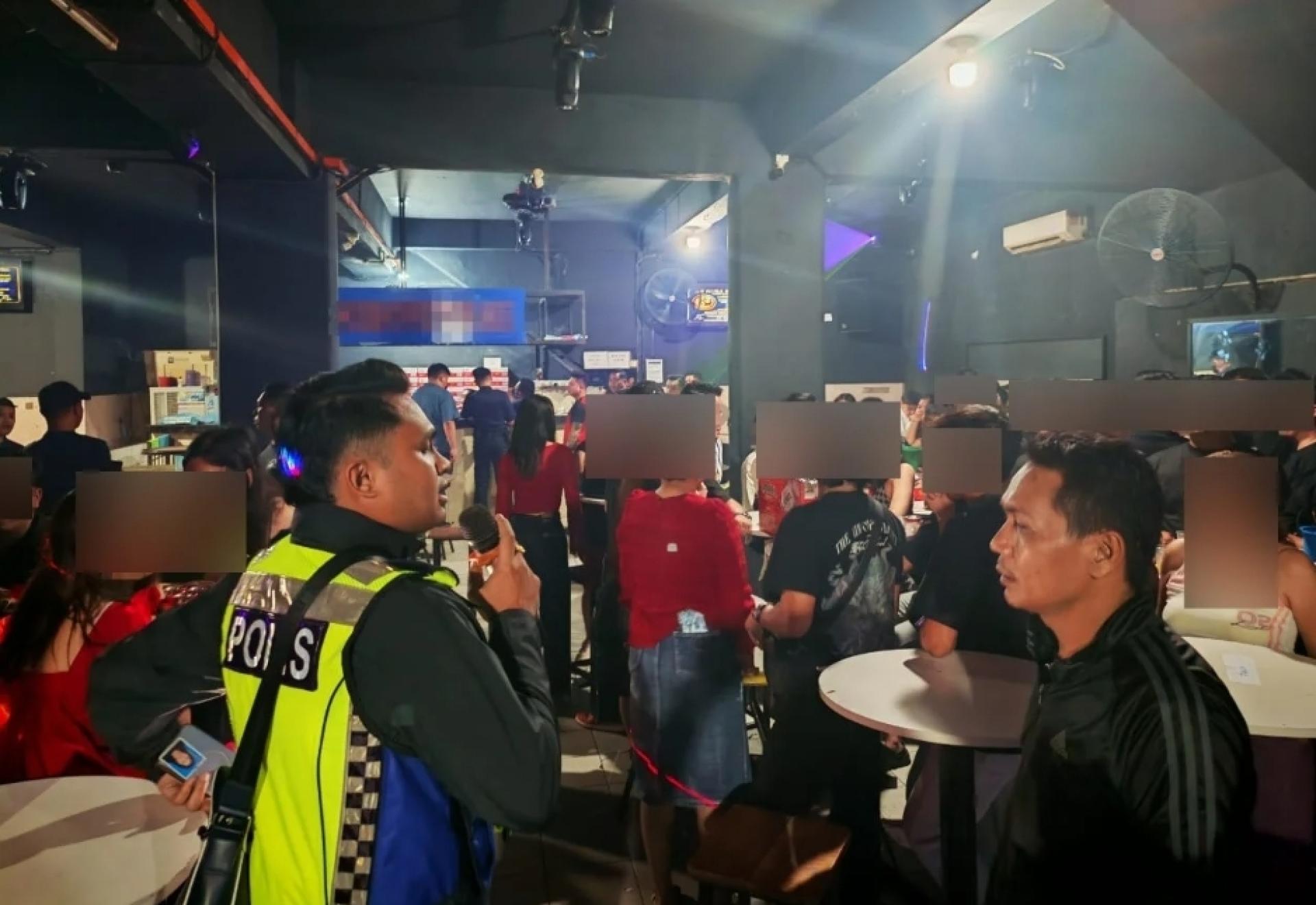 警方突袭娱乐场所，并对在场人士进行检查。