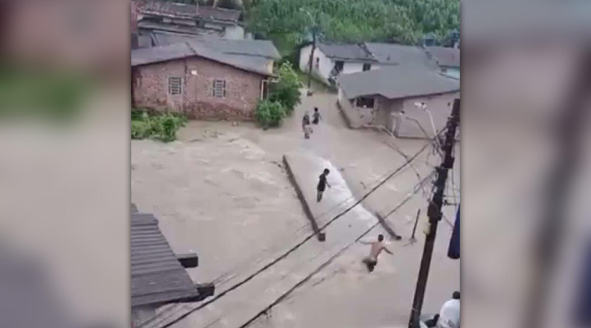 巴西东北暴雨引发洪水和土石流。