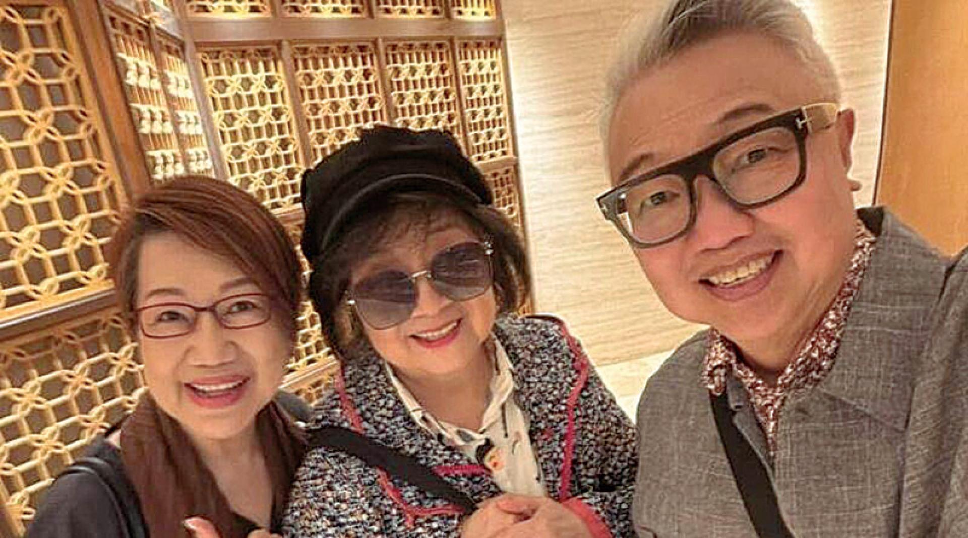 何活权和车淑梅日前在沙田马场巧遇徐小凤（中），何活权形容徐小凤“精神又风趣”。