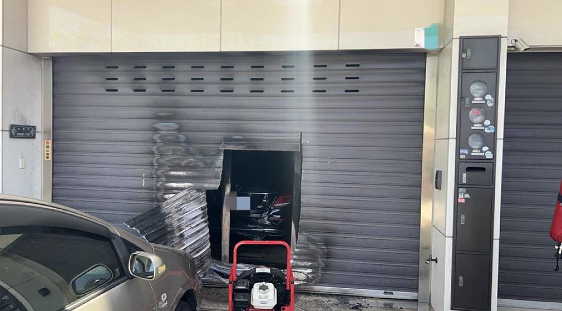 台南市南区新乐路3日上午发生纵火砍人事件，案发房屋大门被烧毁，3人遭砍受伤。