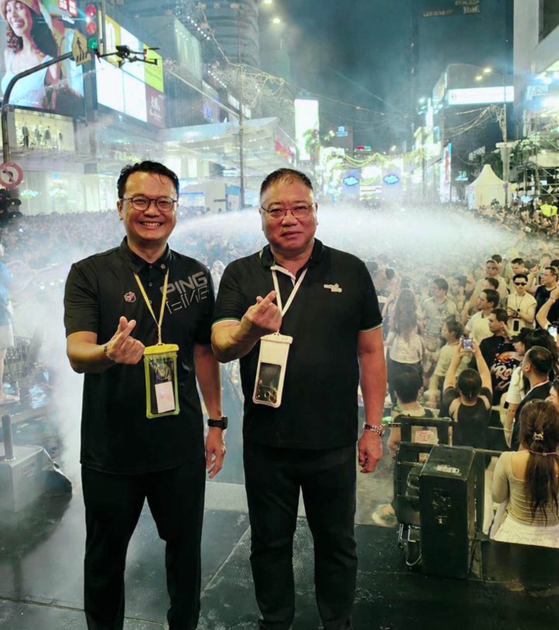 杨顺兴（左）与张庆信（右）站在主舞台上，与人潮见证吉隆坡水上音乐节成功举行，向世人展现大马多元魅力。