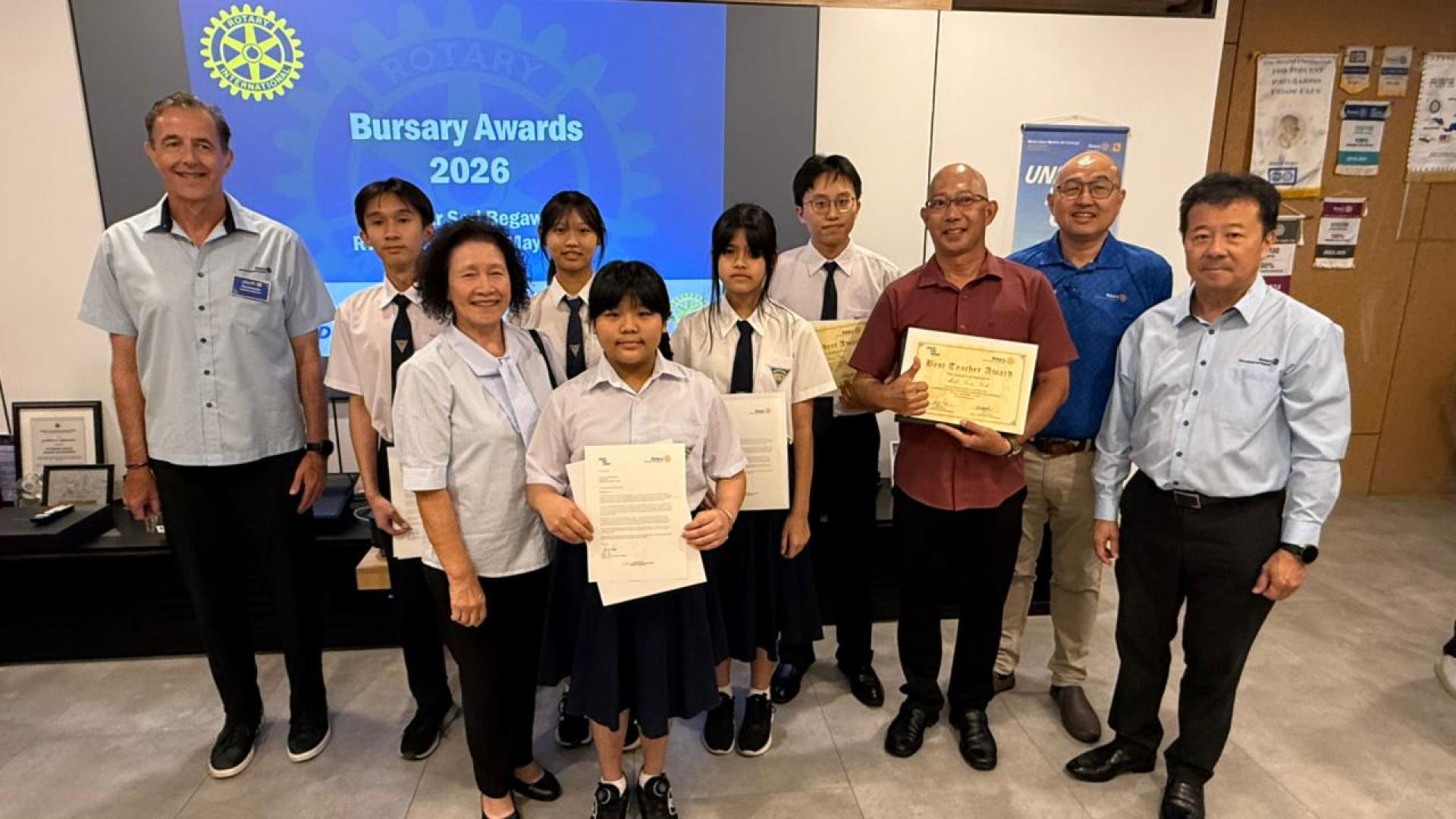 扶轮社前国际扶轮社3310区总监杨德振与汶中校长许月兰及获奖师生合影