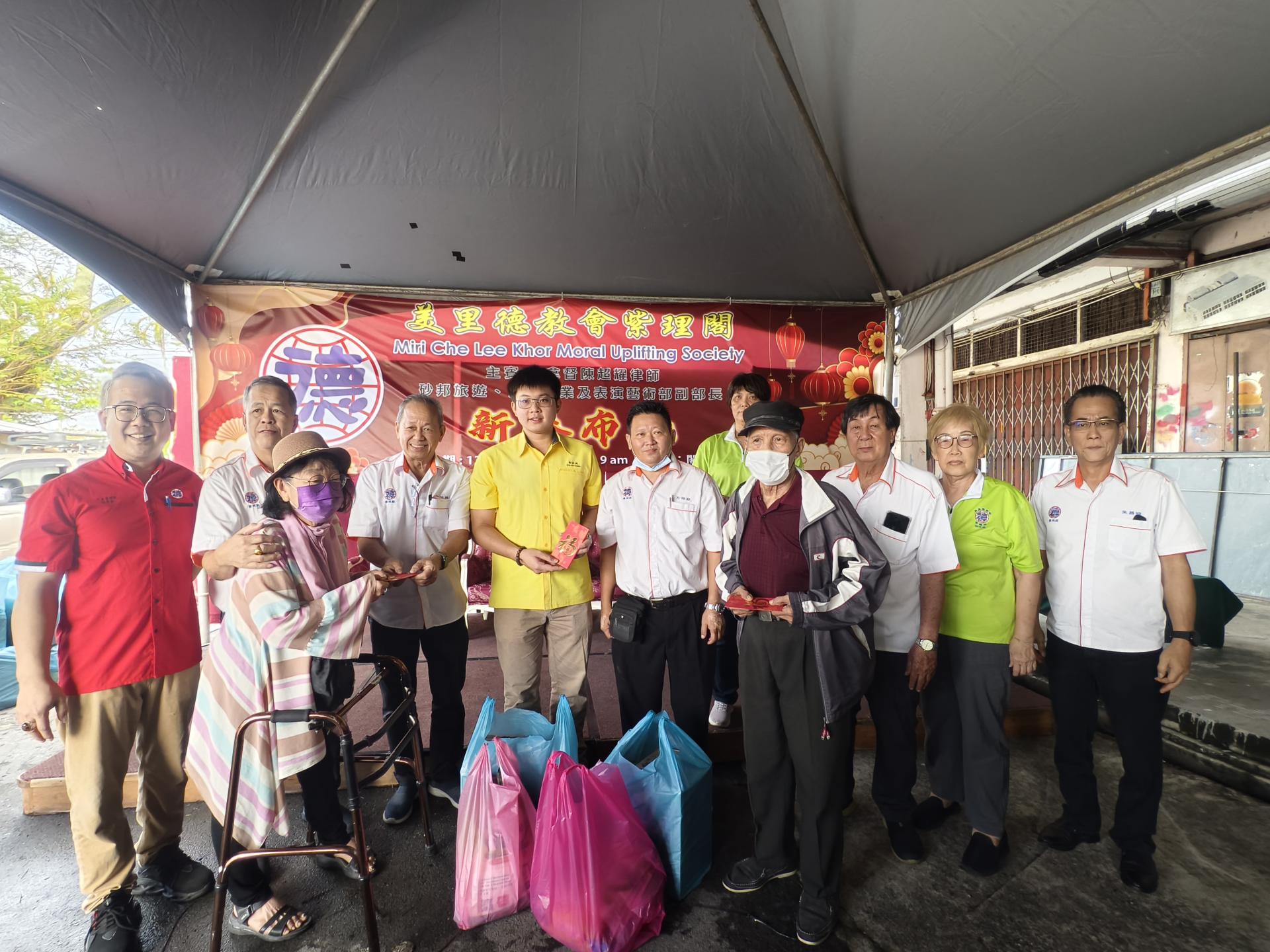 美里德教会紫理阁举行新春布施活动，由拿督陈超耀的代表谢家洪（左4）和署理阁长何洪坤（左3）分发红包给受惠人士。