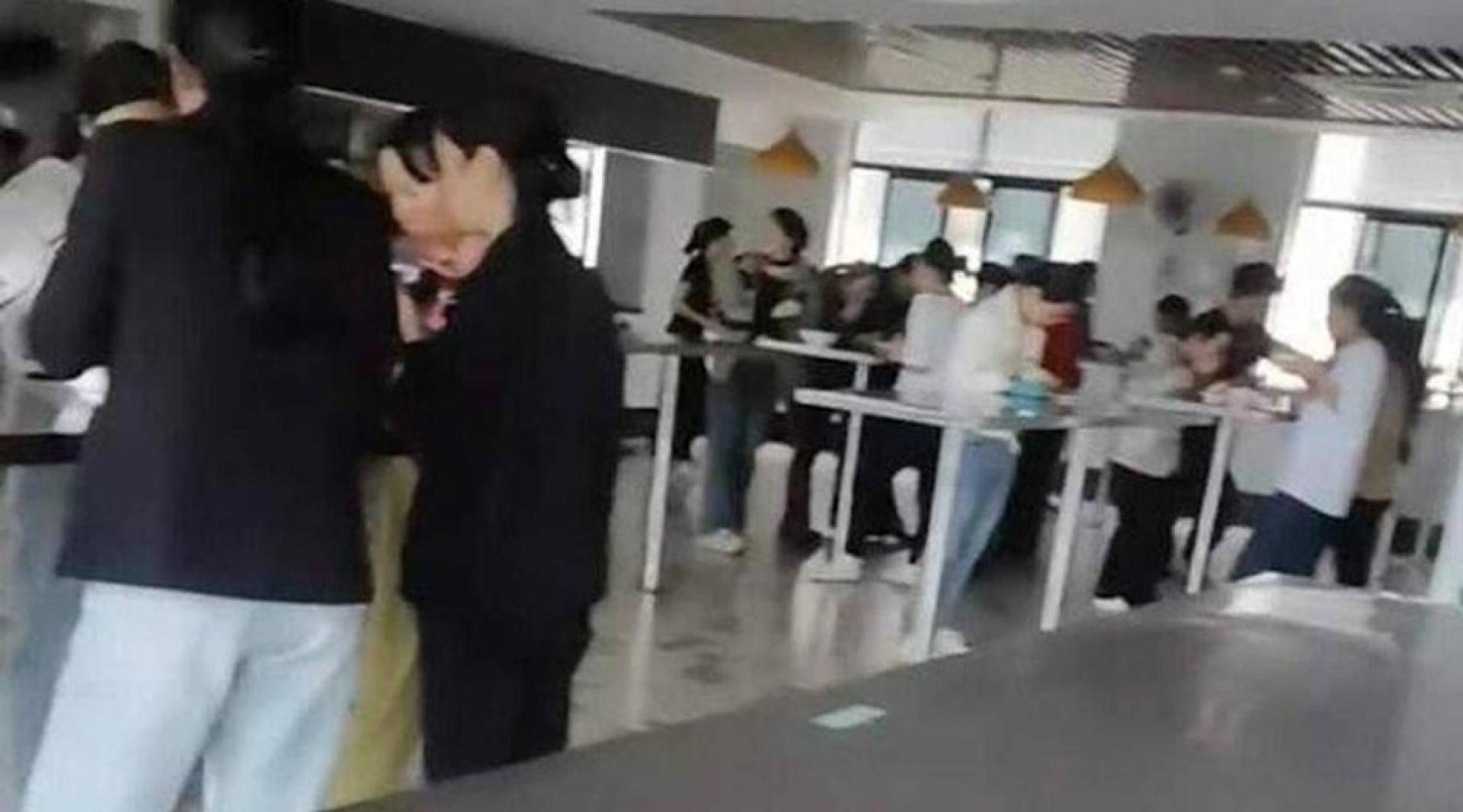 有网民称，“干脆让员工边吃边工作，说是为了员工多赚点钱”。