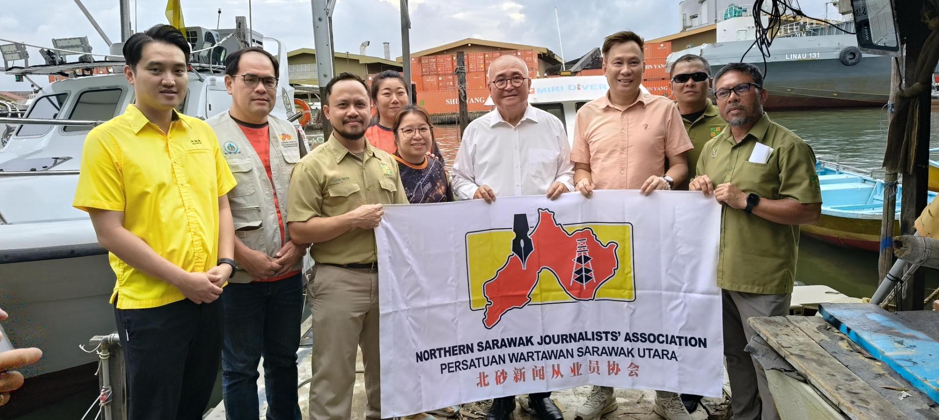市长兼埔奕区立法议员俞小珊（右4）为“守护美里珊瑚礁：幽灵渔网清理行动”主持挥旗仪式。右3为北砂新协会长蔡传晋、左5为筹委会主席范文琦。
