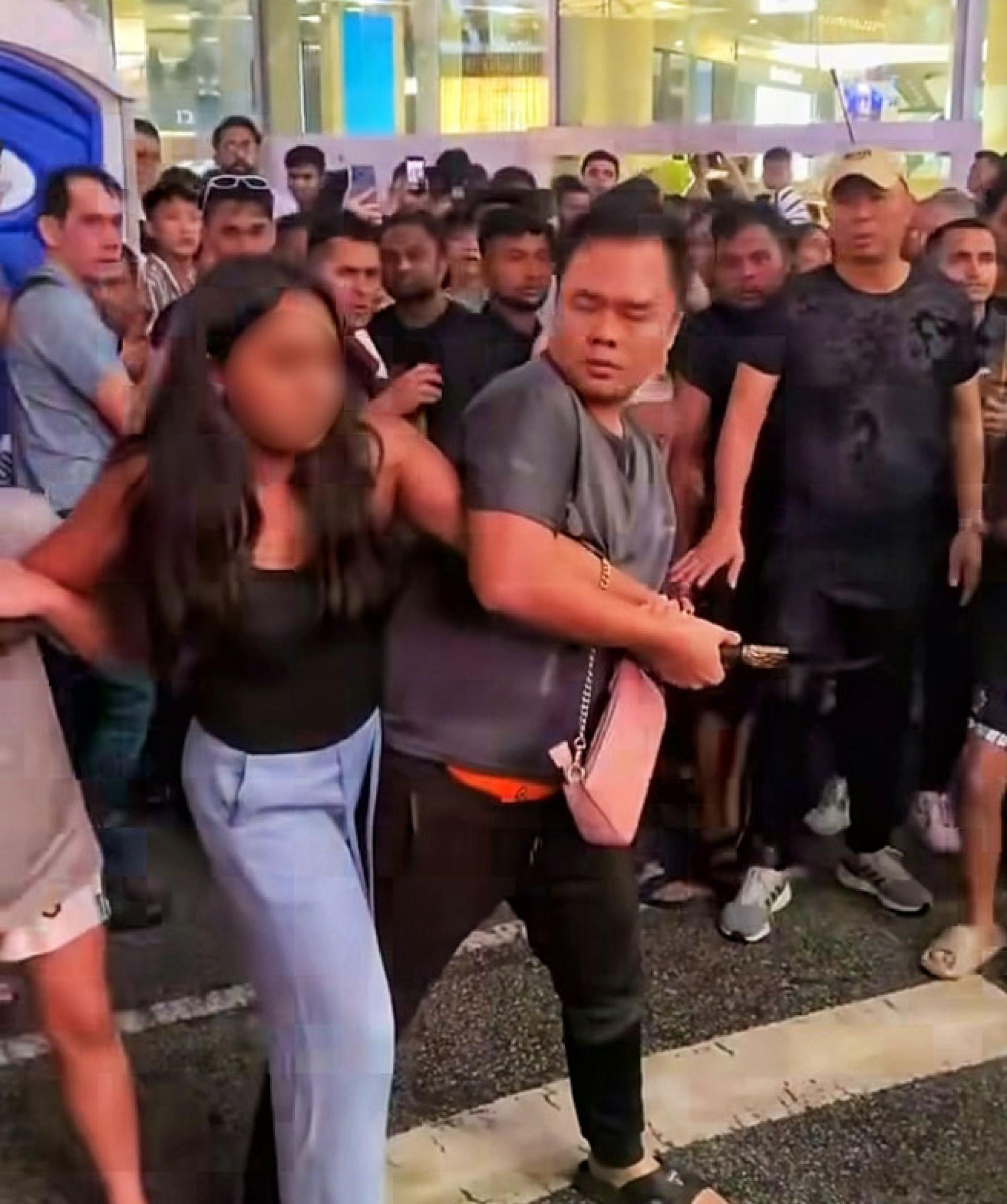 在水上音乐节上被逮的28岁“刀女”周一被控上庭后，将送往精神病院评估心理状况。（档案照）