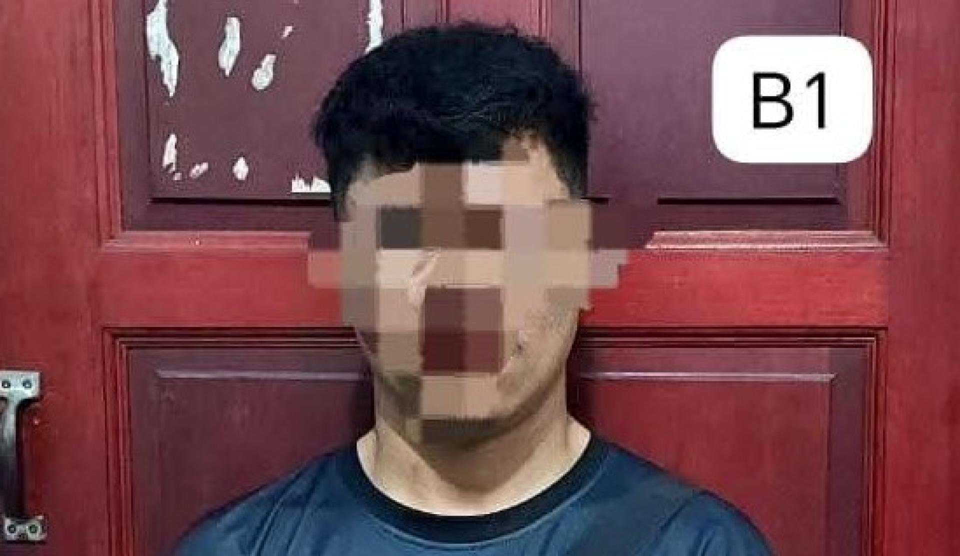 被扣留的嫌犯。