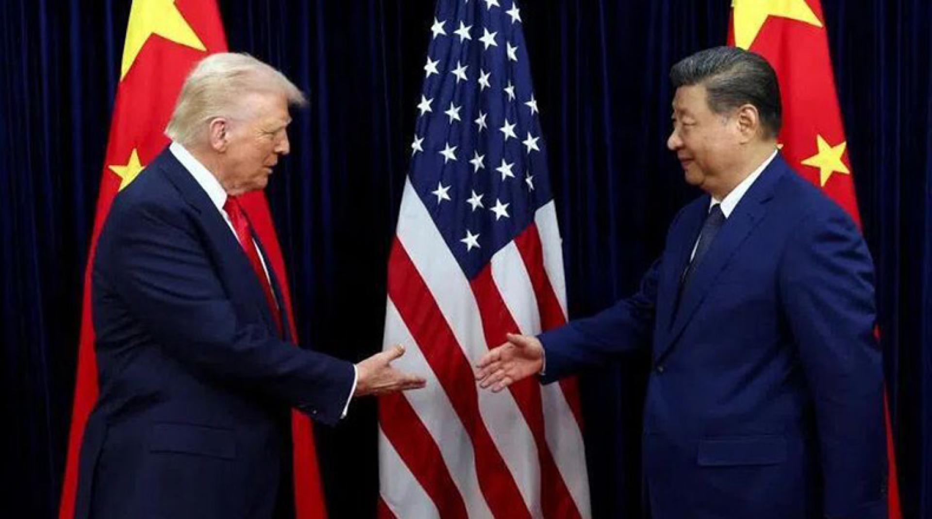 2025年10月30日，在韩国釜山举行的亚太经合组织峰会期间，特朗普与习近平握手。（档案照）