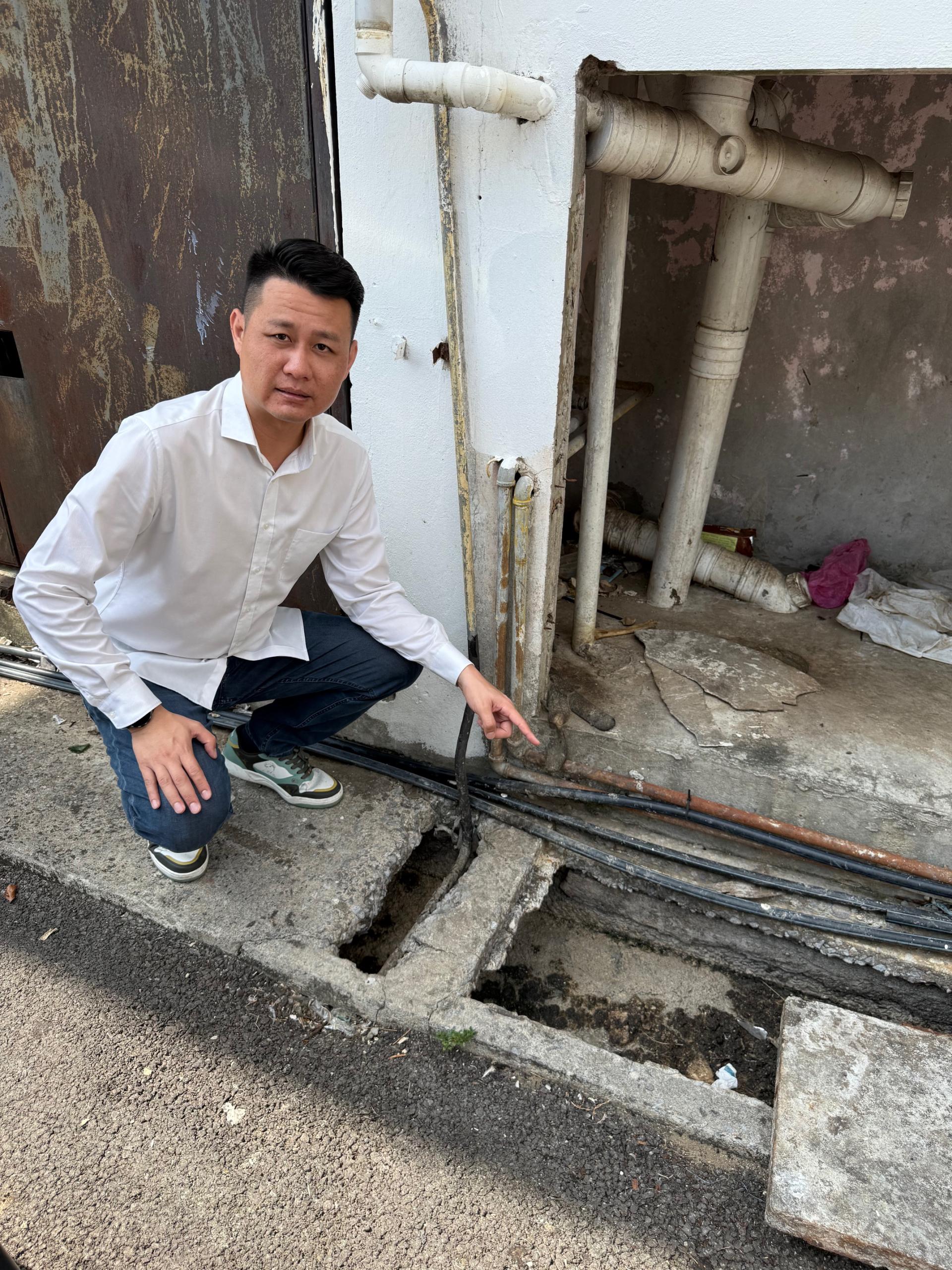 林思健日前再度到场发现沟渠根本不能发挥排水作用，已经彻底凝固，当局答应的清理工作依然迟迟没有展开。