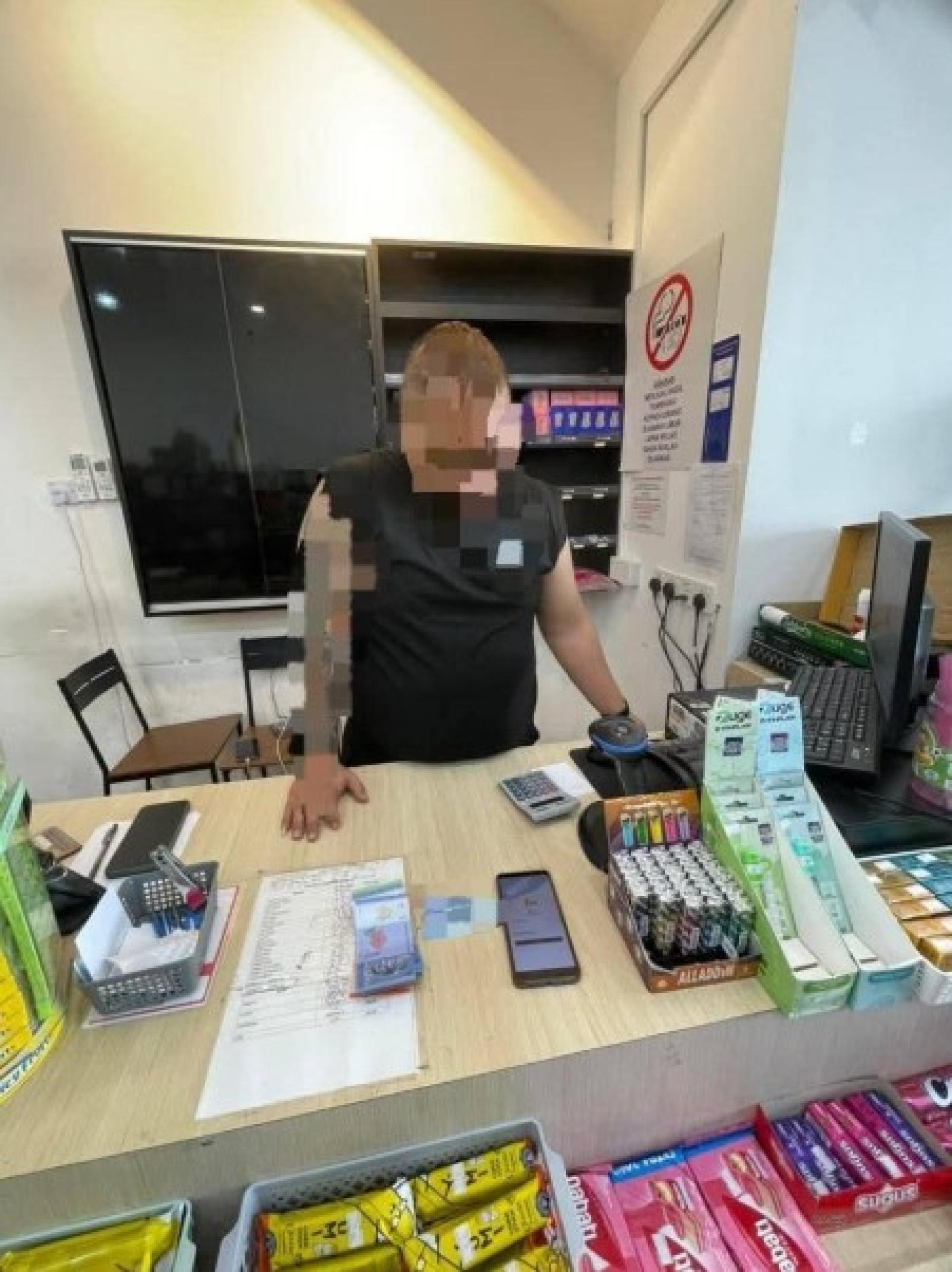 警方在突击行动中逮捕与线上赌博活动有关的嫌犯。