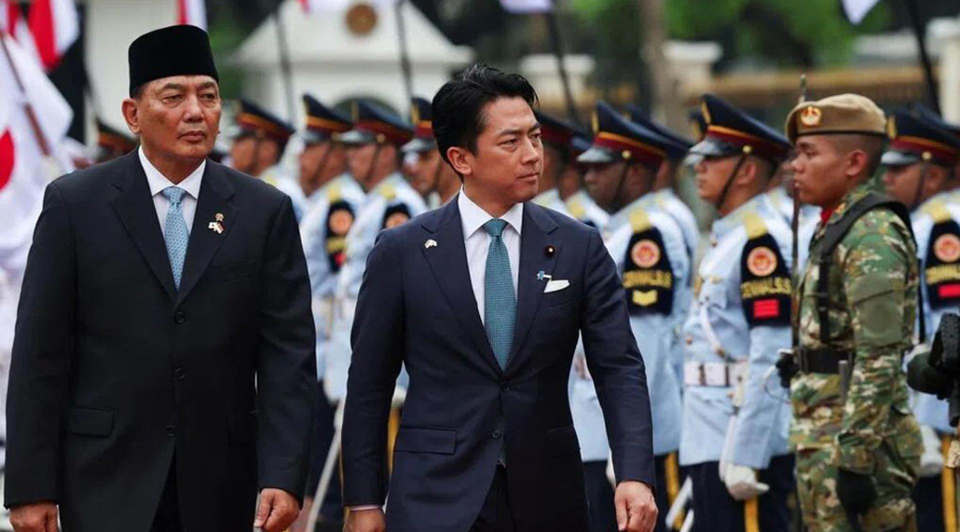 印尼国防部长夏弗里（右）陪同日本防长小泉进次郎在雅加达的欢迎仪式上检阅仪仗队。