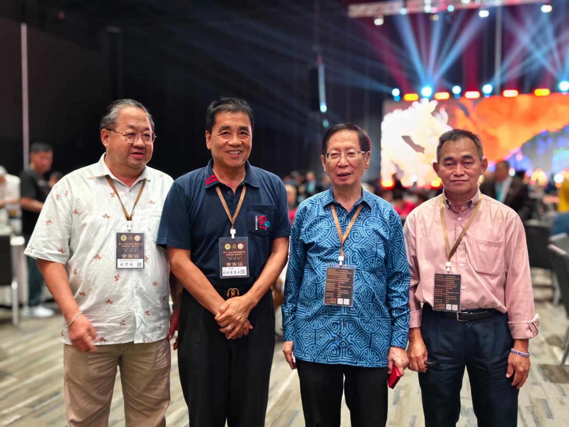 刘贤远、刘世泉博士、世刘总会总主席天猛公拿督刘利民、刘坤彰在欢迎宴会上合影