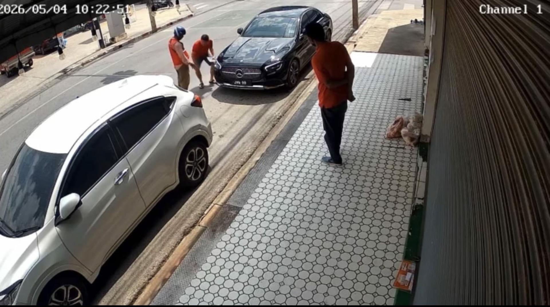 车主疑为逃避处罚或心生不满，强行破坏锁轮装置后迅速驾车离开。