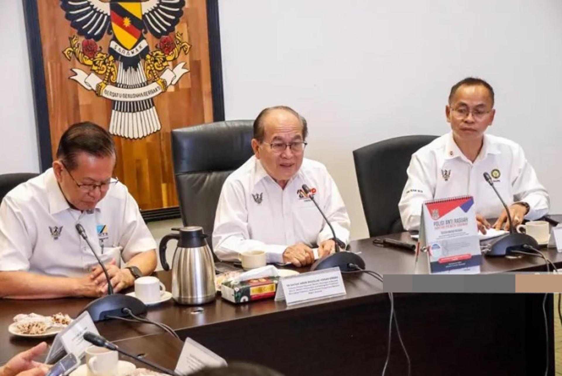 道格拉斯（中）于2026年5月4日在美里省长办公室主持美里灾难管理委员会会议。