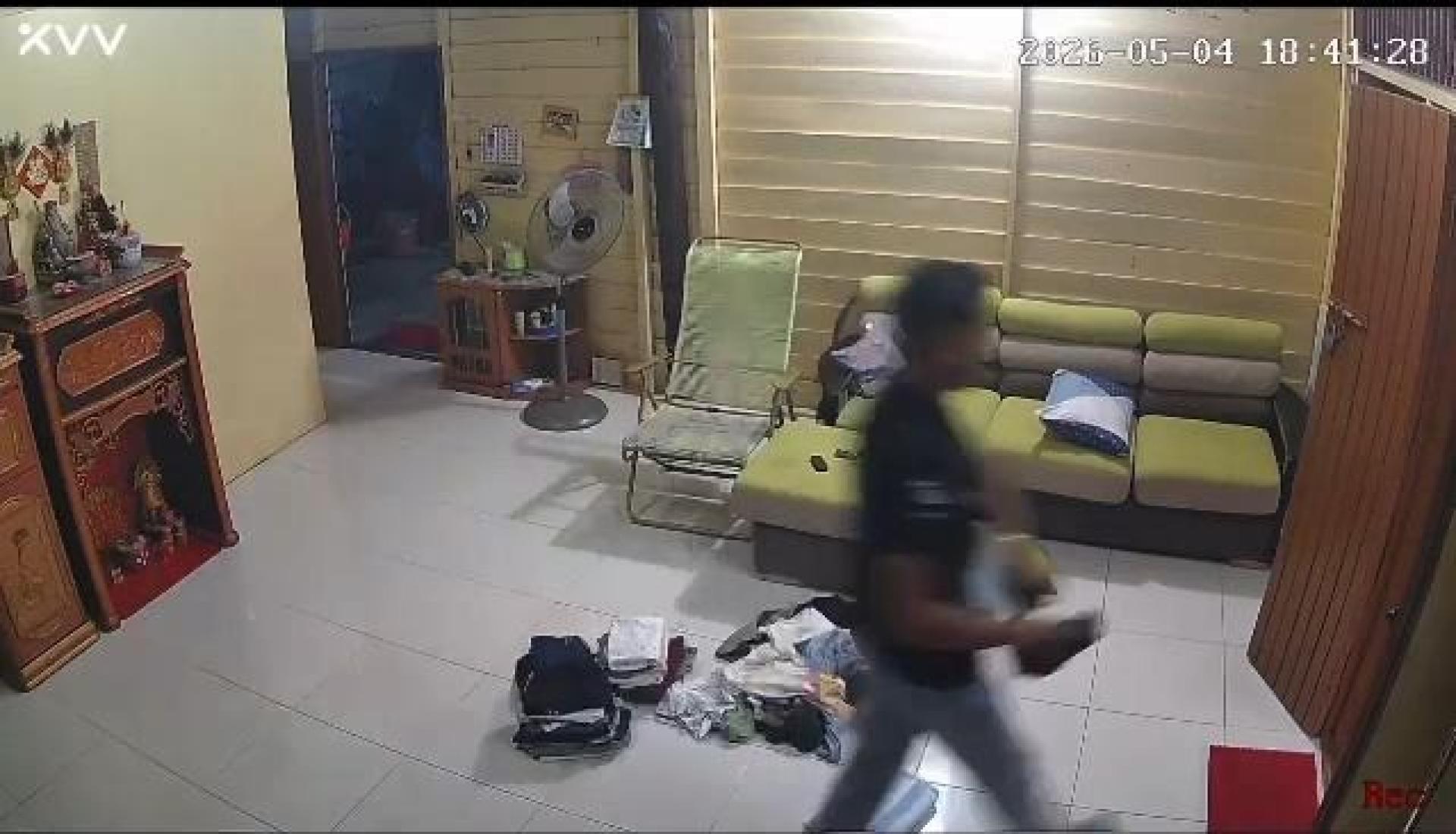 闭路电视画面拍下嫌犯潜入屋内及窃走腰包的整个干案过程。