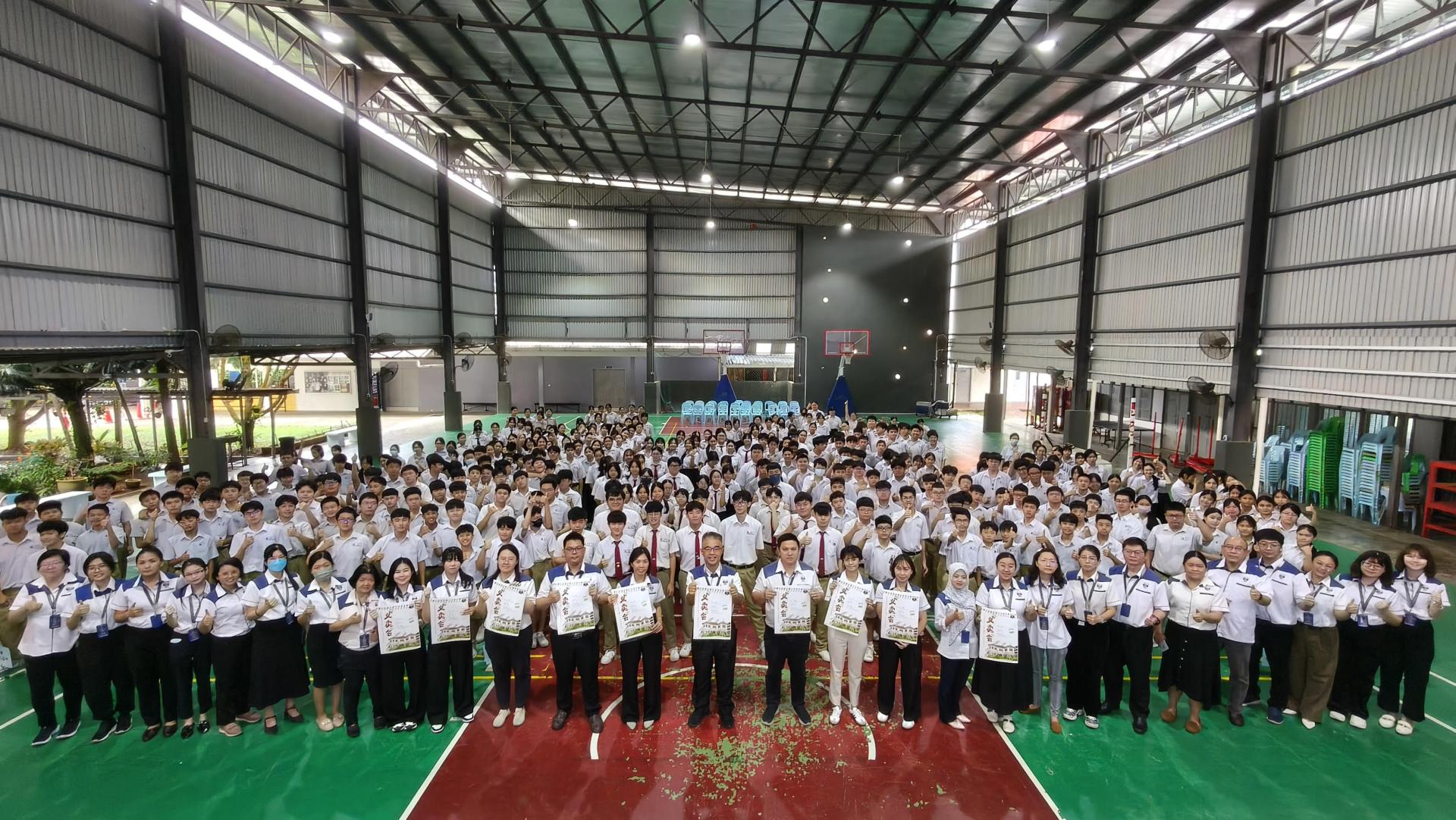 古晋四中全体师生为《为华教，献爱心》66周年校庆义卖会，在大礼堂进行大合照。