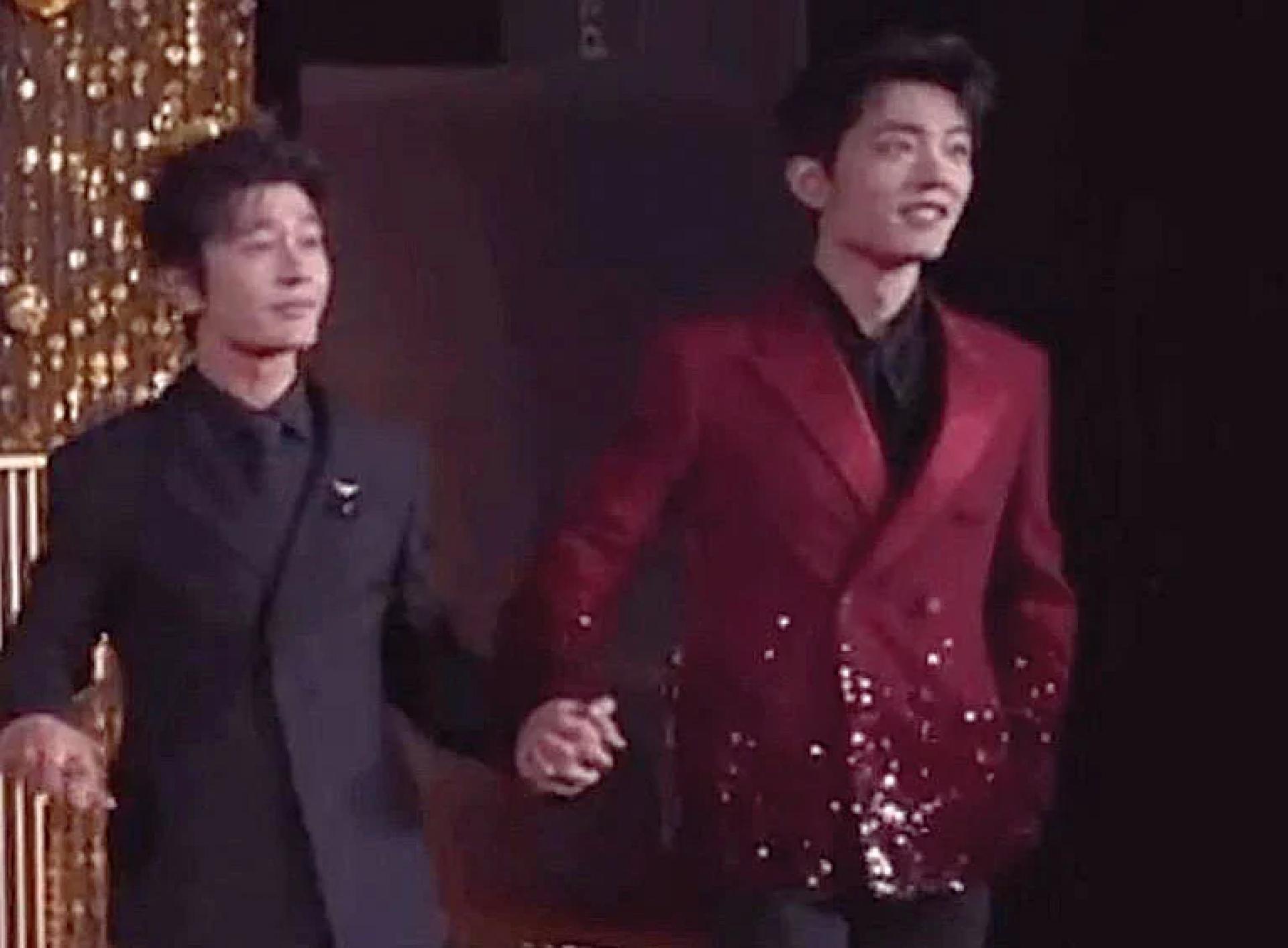 黄晓明（左）、肖战十指紧扣。