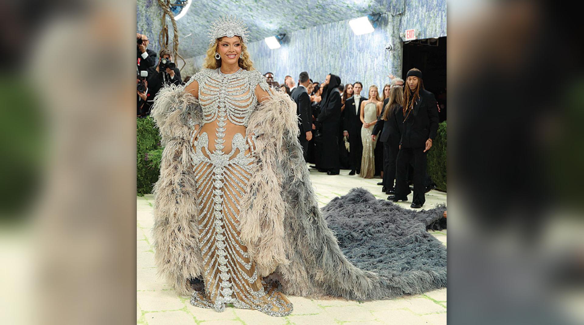 碧昂丝睽违10年回归Met Gala，一登场就宣告女王霸气回归。