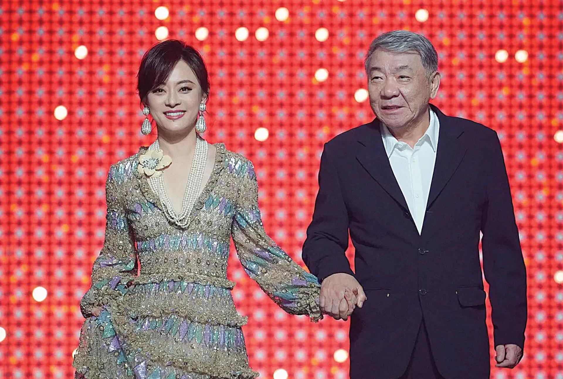 晚会开场时，孙俪压轴由导演郑晓龙牵出场。