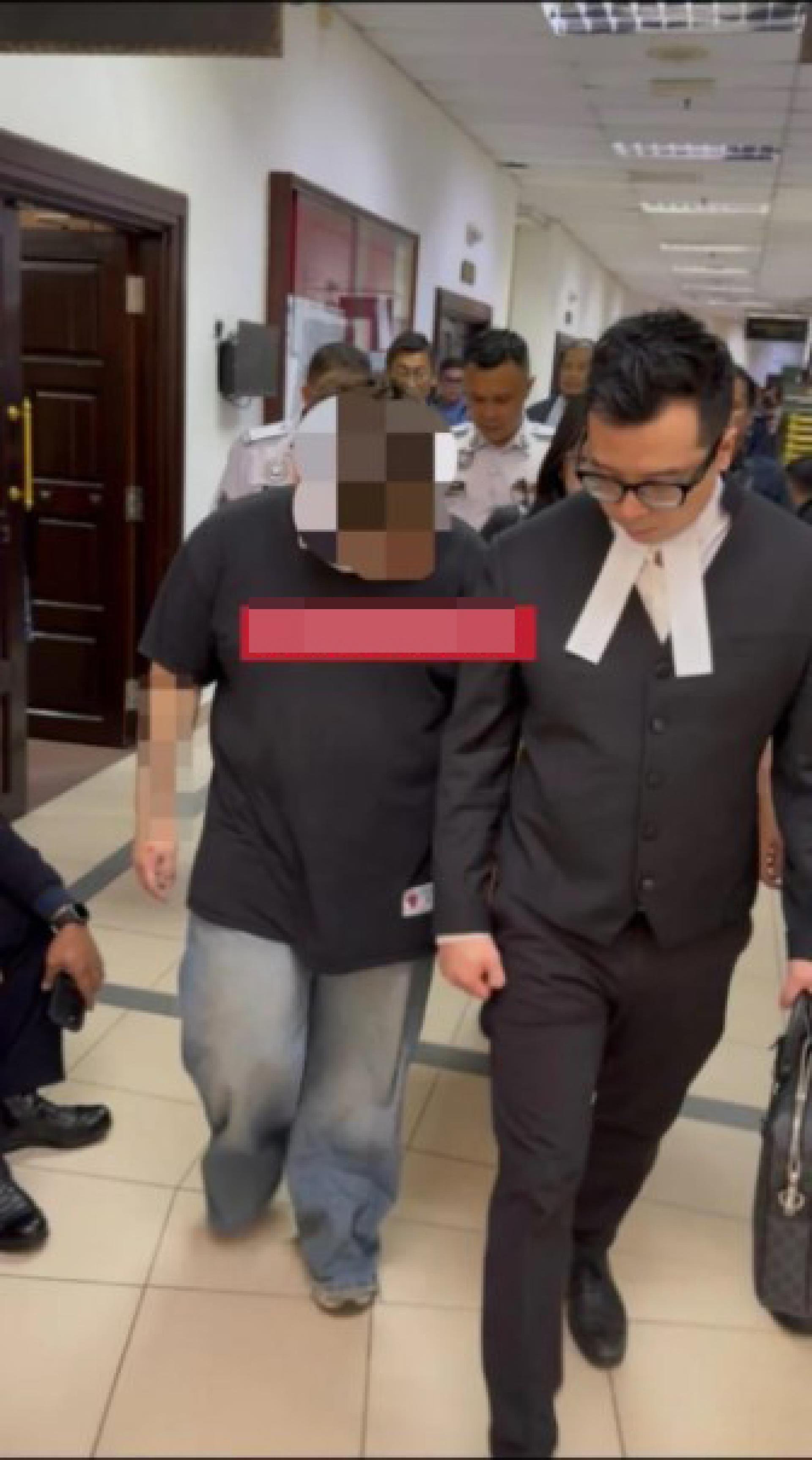 被告（左）在律师陪同下离开推事庭第一法庭。