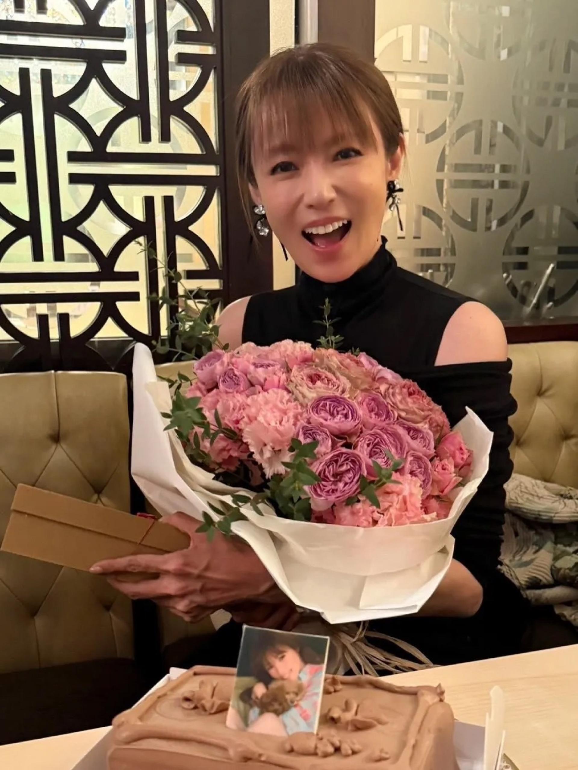 43岁深田恭子庆祝演艺生涯30周年。