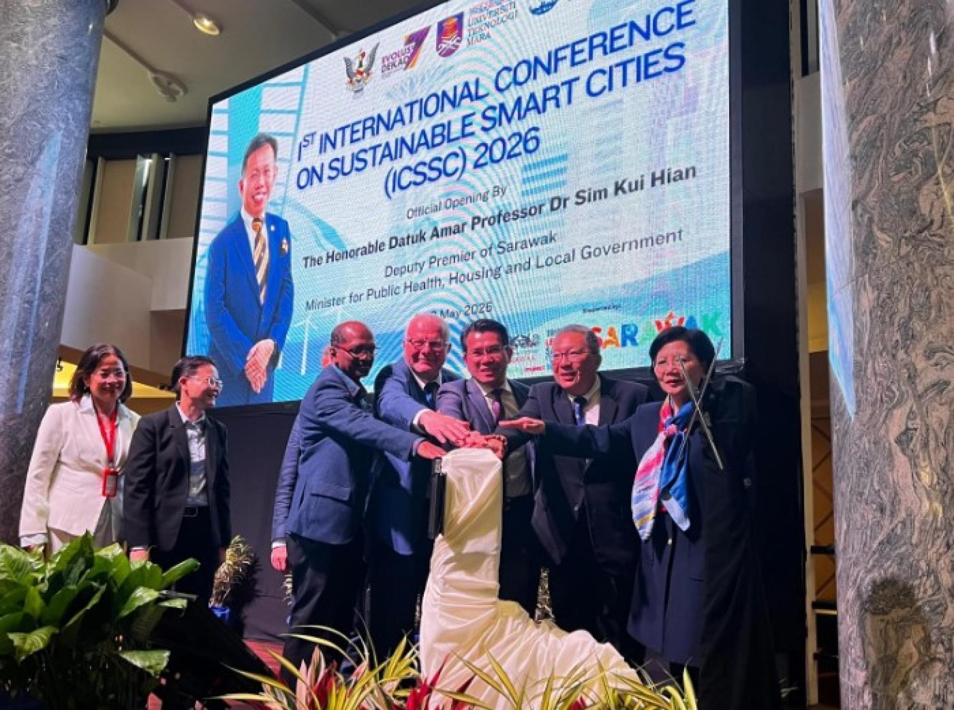 黄鸿升代表拿督阿玛沈桂贤主持ICSSC 2026开幕仪式。
