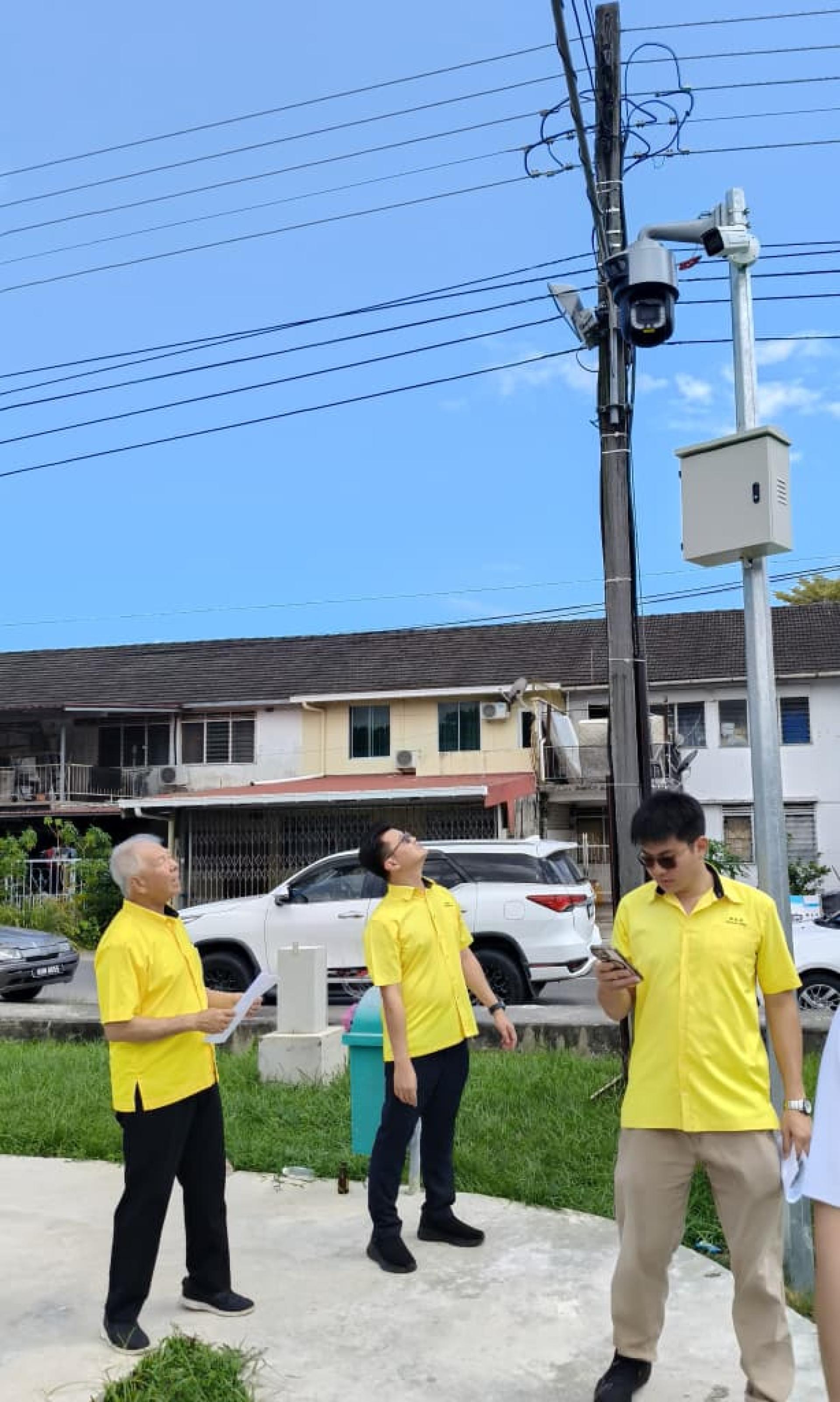 砂旅游部副部长拿督陈超耀（左）在马宝园休闲公园巡视已经竣工的高清功能闭路电视设备。