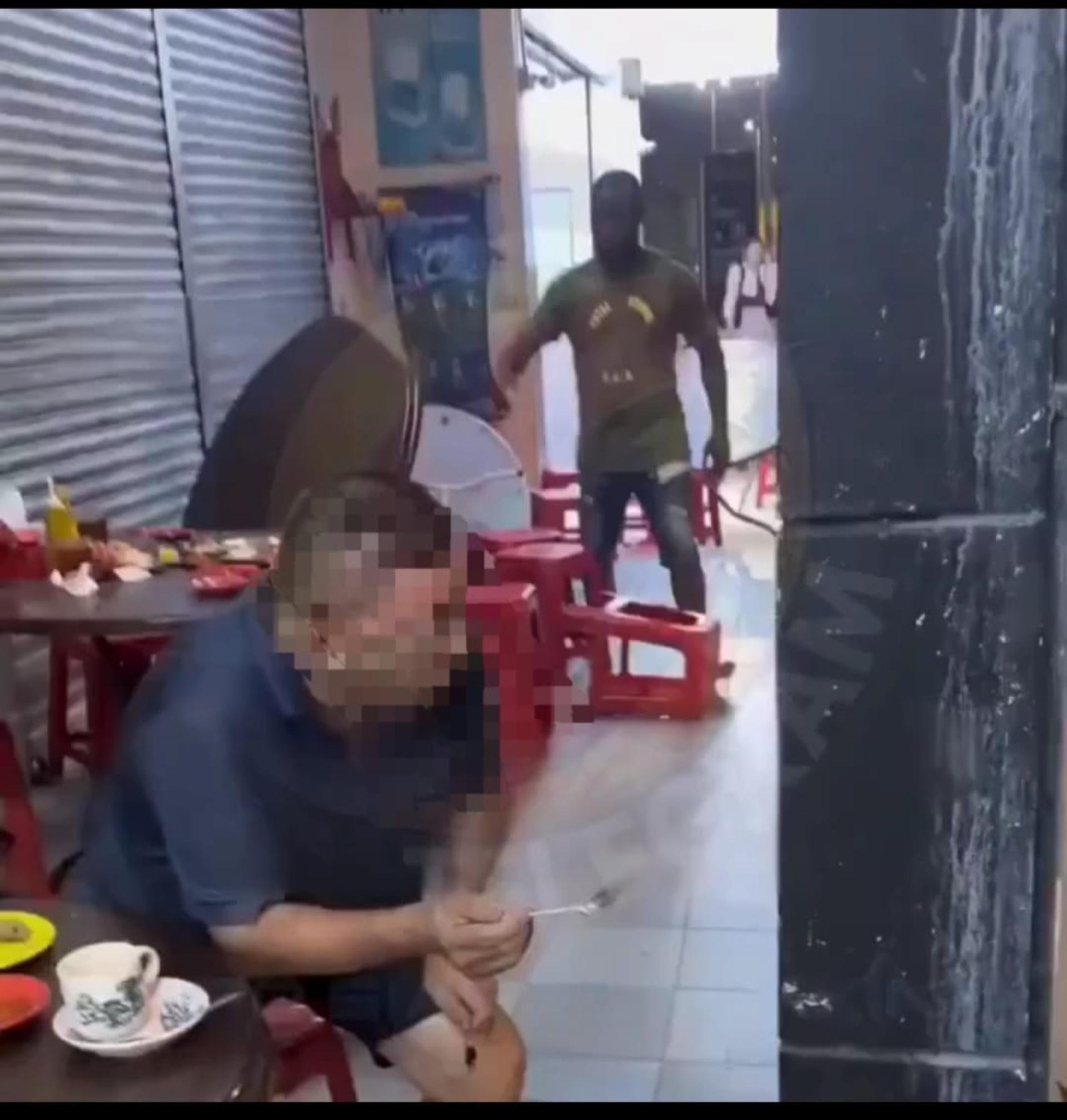 男子逐个掀翻餐厅桌子。