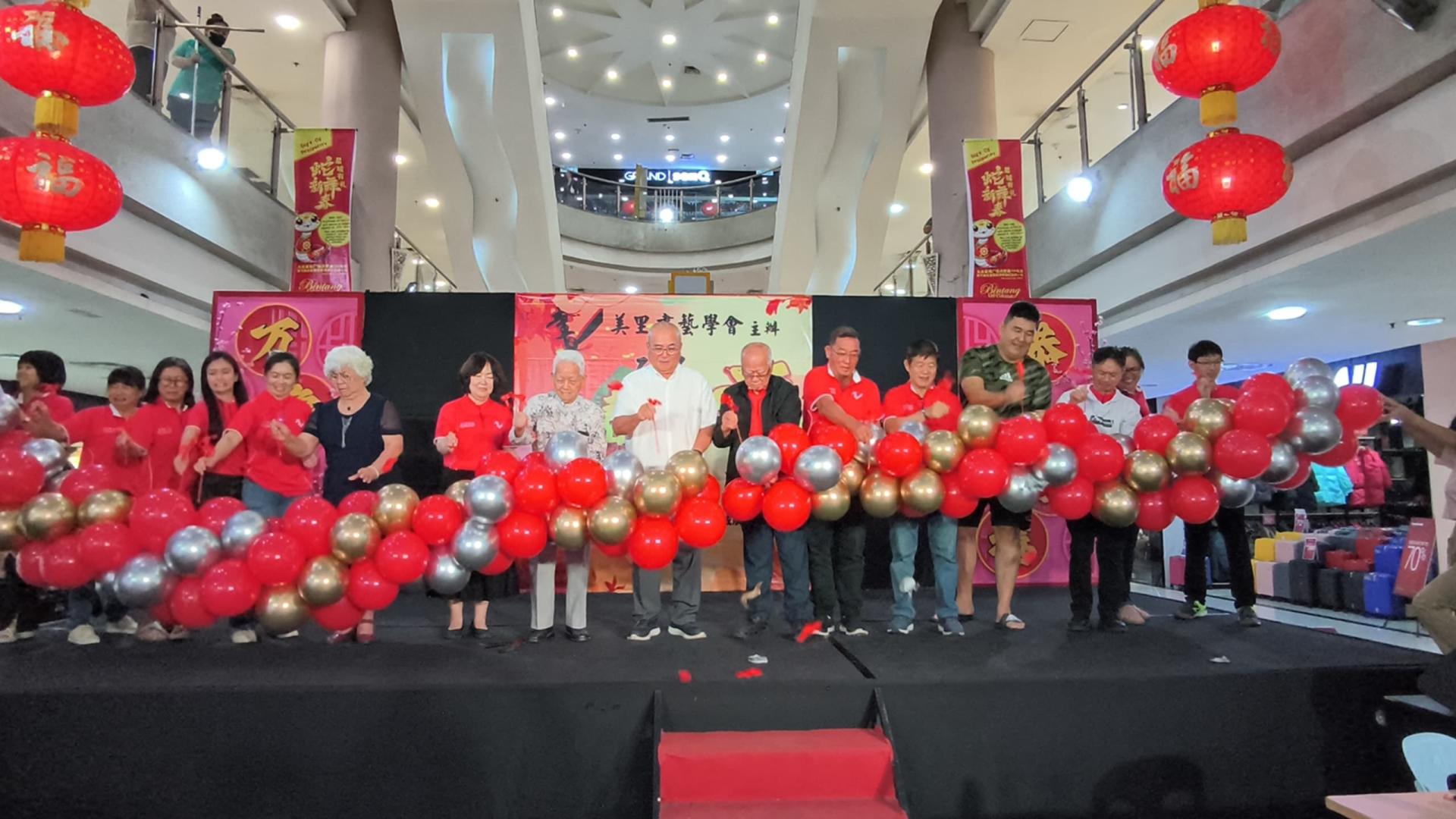 美里书艺学会挥春活动开幕剪彩。左7起为会长甘美美，名誉顾问蔡高船，美里市长俞小珊及名誉会长陈乃豪。