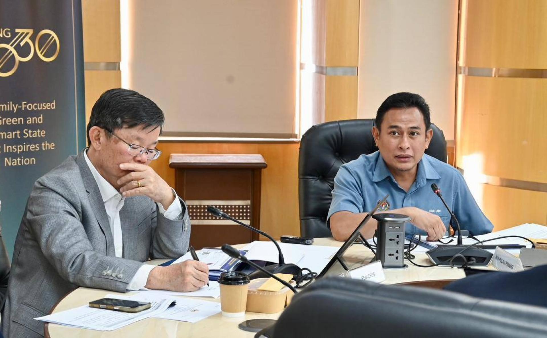 曹观友（左）出席槟州安全委员会会议，会上触及公共秩序、灾害应对管理、燃料供应及生活成本等课题。