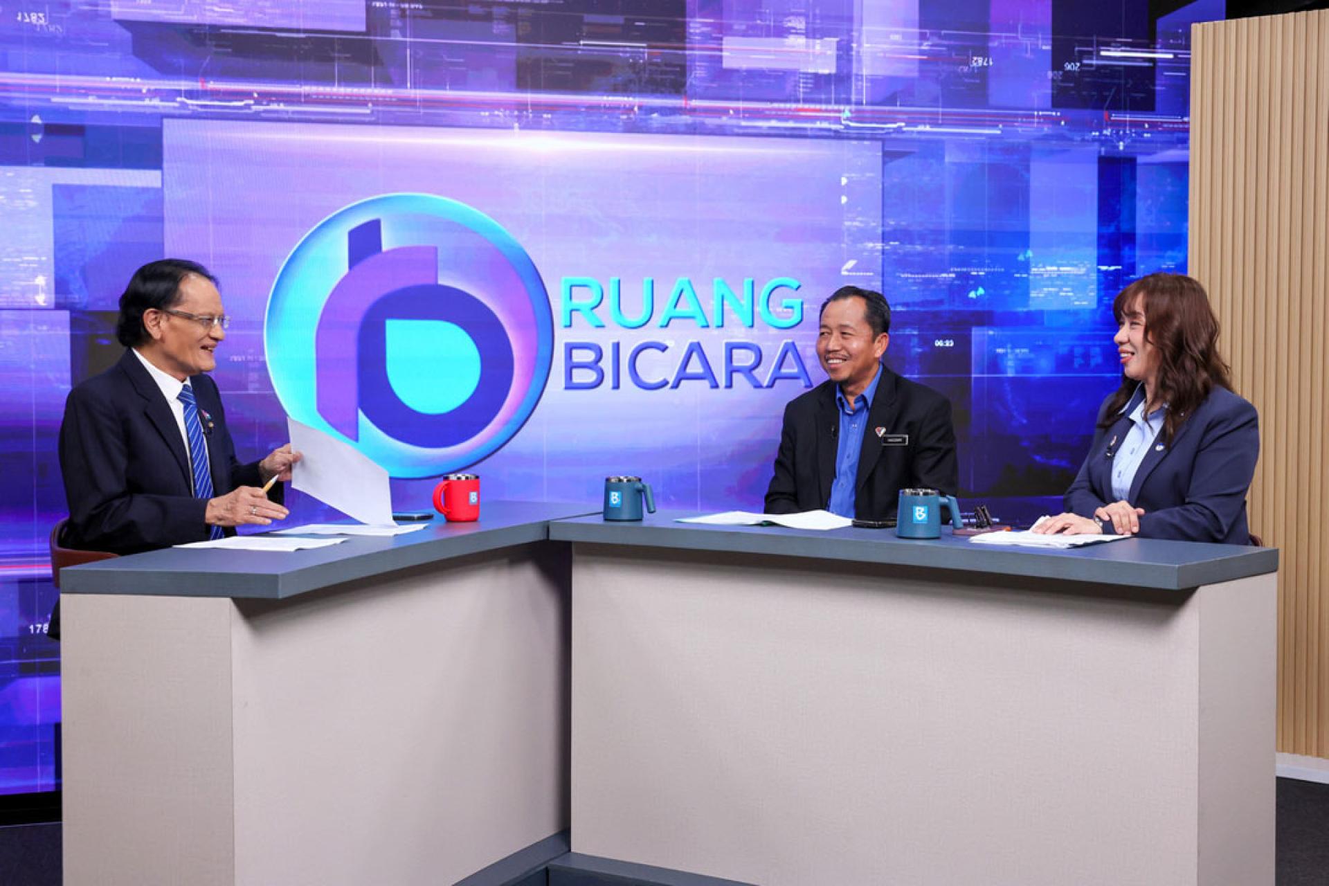 哈兹米尔及蔡丽芬（右）参与由主持人拿督谢尔卡威主持的《Ruang Bicara》节目访问，节目主题为《收费大道建设：面向未来的投资》。
