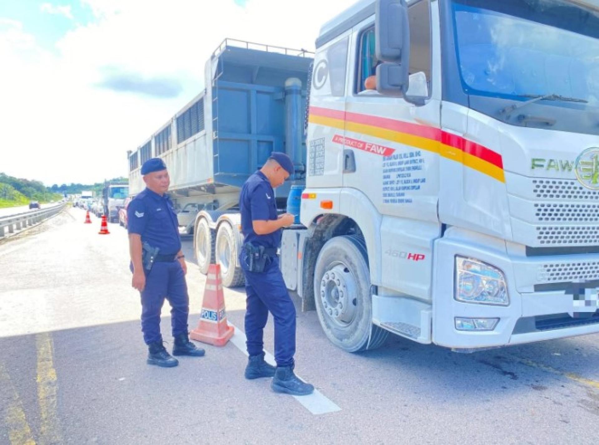 鲁勃安都警方设立路障检查行动。