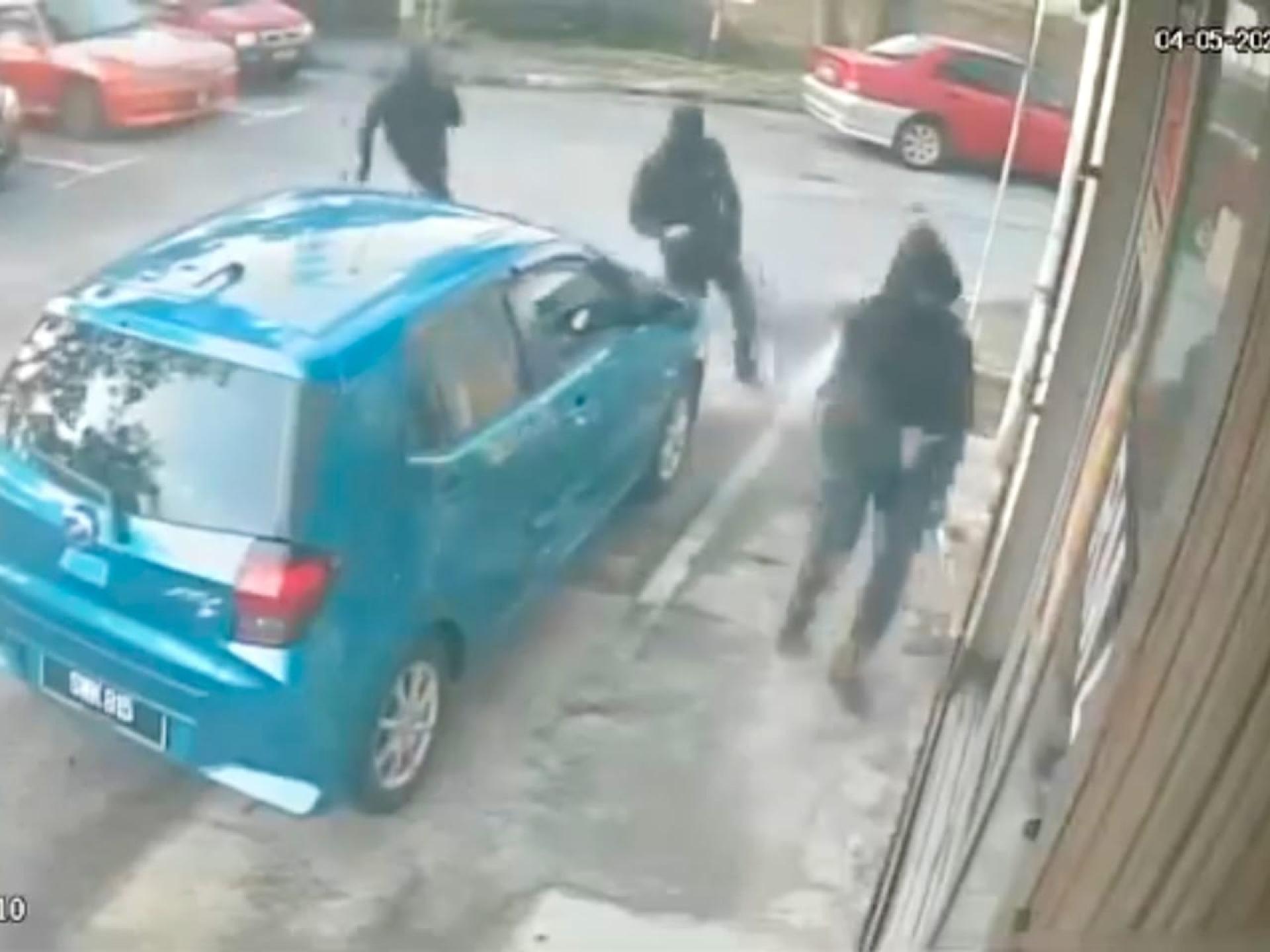 3匪趁当铺大门被打开后，闯入作案。