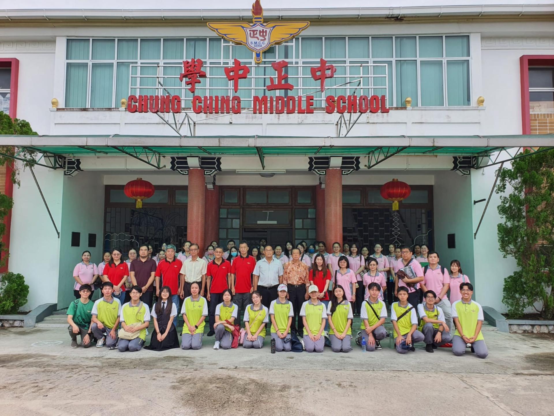 中正董教师生在该校集合准备筹款