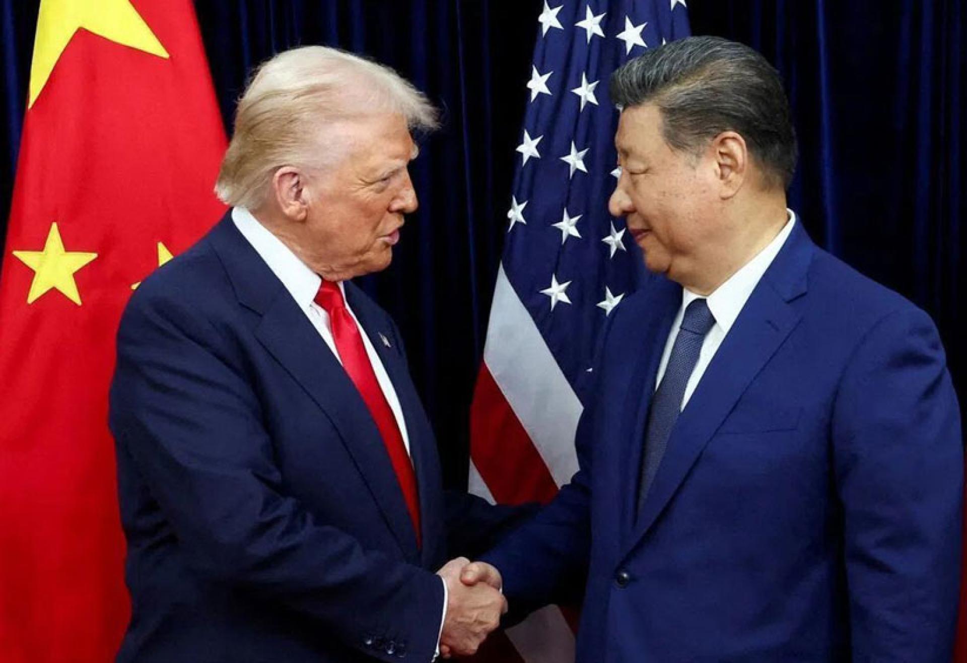 特朗普去年10月与习近平在韩国釜山会面握手。