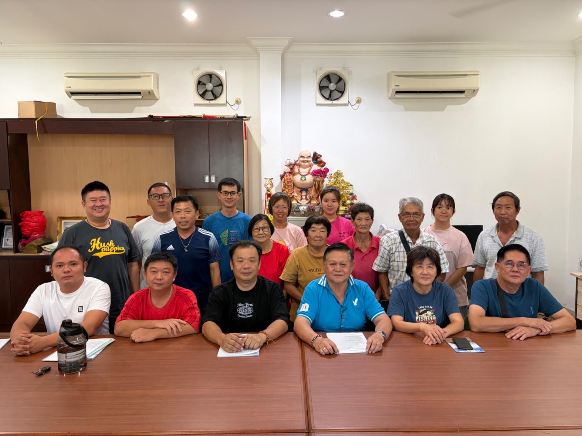 李恩平（坐右3）蝉联美里华光寺主席，与署理主席林振铭（坐左3）及新届理事合影。