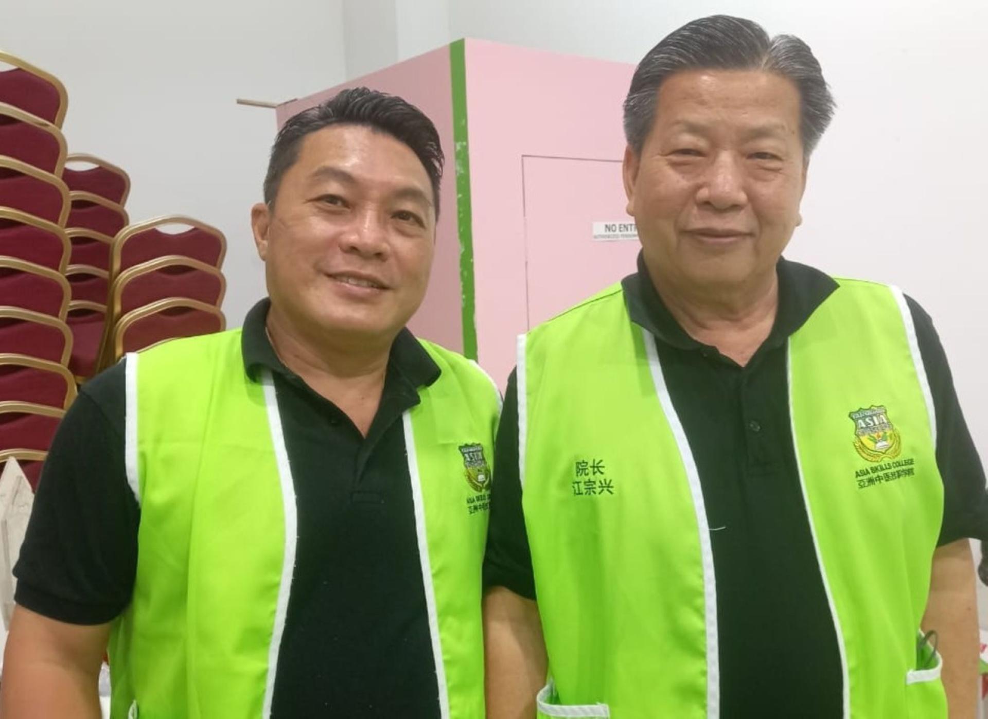 砂医总会长江宗兴（右）与该会属下成员砂拔罐公会主席卓志盛。