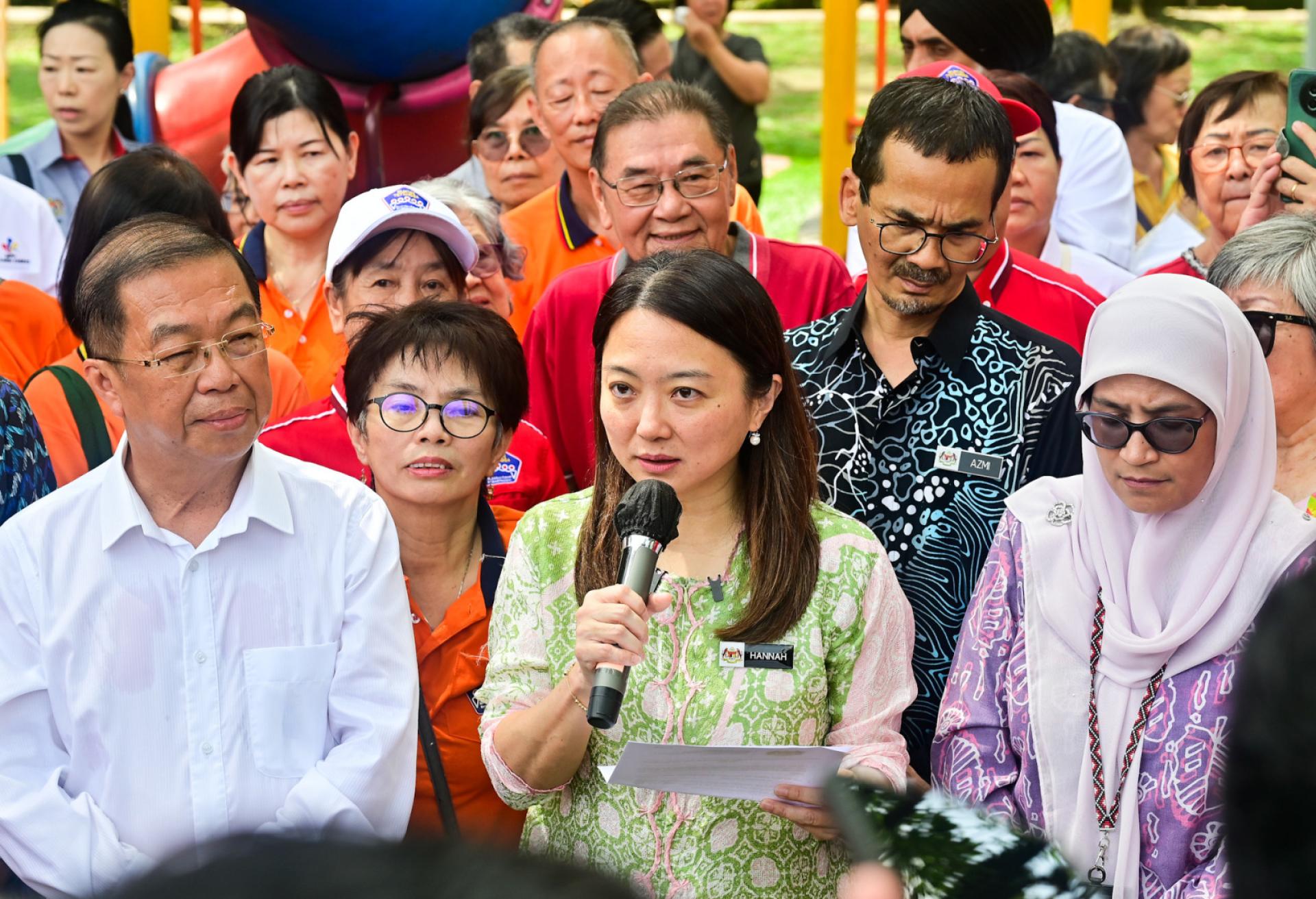 杨巧双（中）：从5月6日起，吉隆坡市政局透过电台广播向民众传达气象局的天气预报，以让民众掌握当天的天气，做出预防工作。