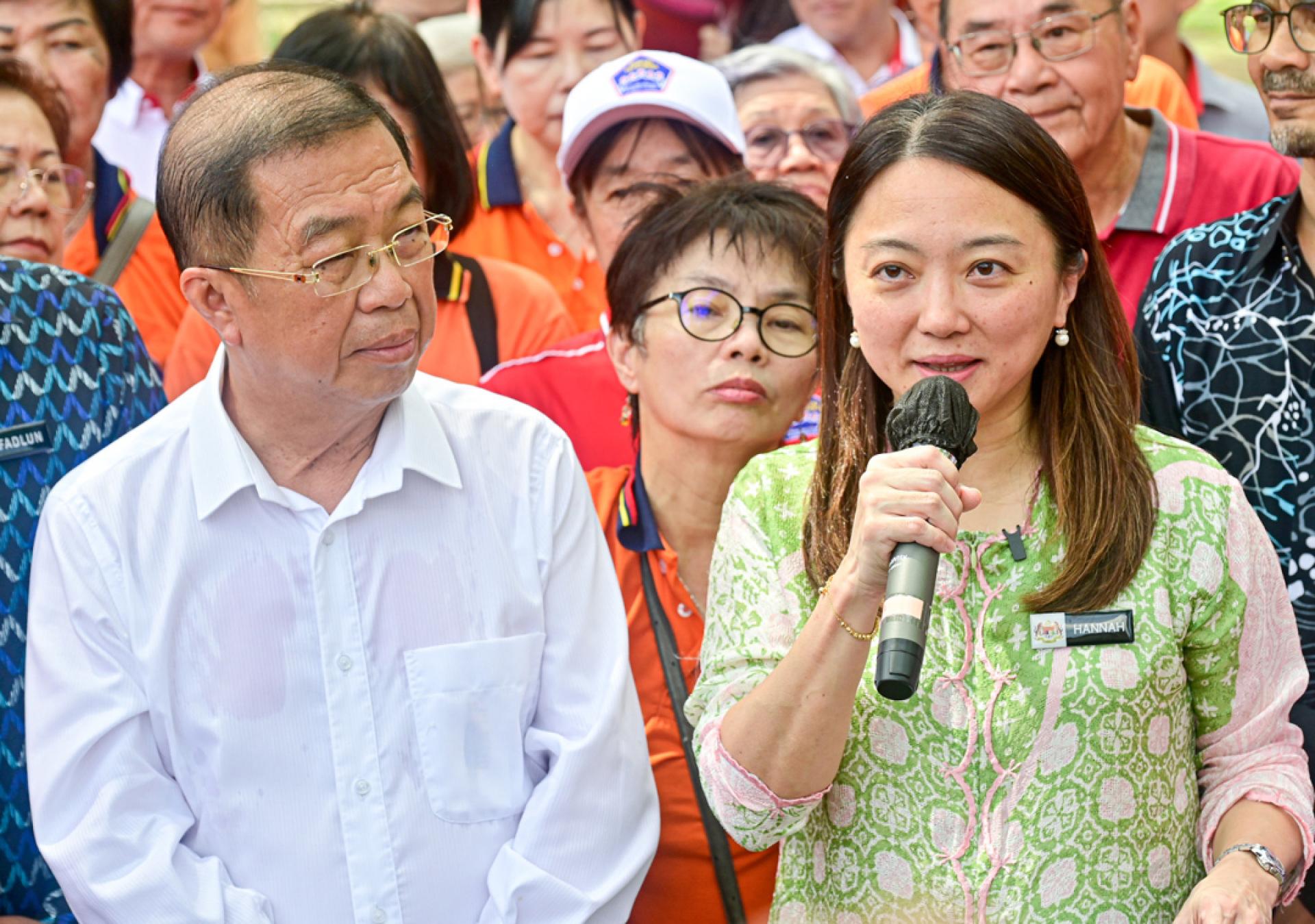 杨巧双（右）宣布宪报颁布，再有4个吉隆坡绿色空间和空地名单。左为陈国伟。