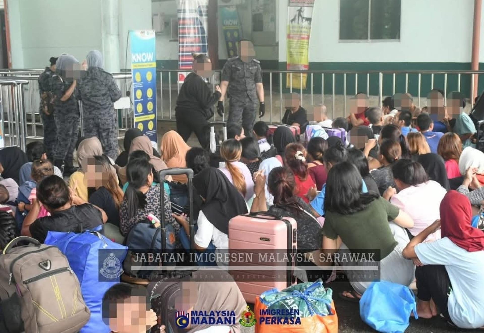 准备被遣返回印尼的印尼籍人民在边界关卡集合。