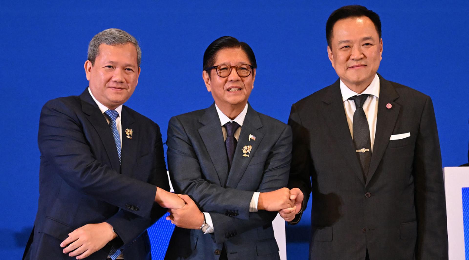 阿努廷（右）出席泰菲柬三方会谈。左为洪玛耐，中为小马可斯。