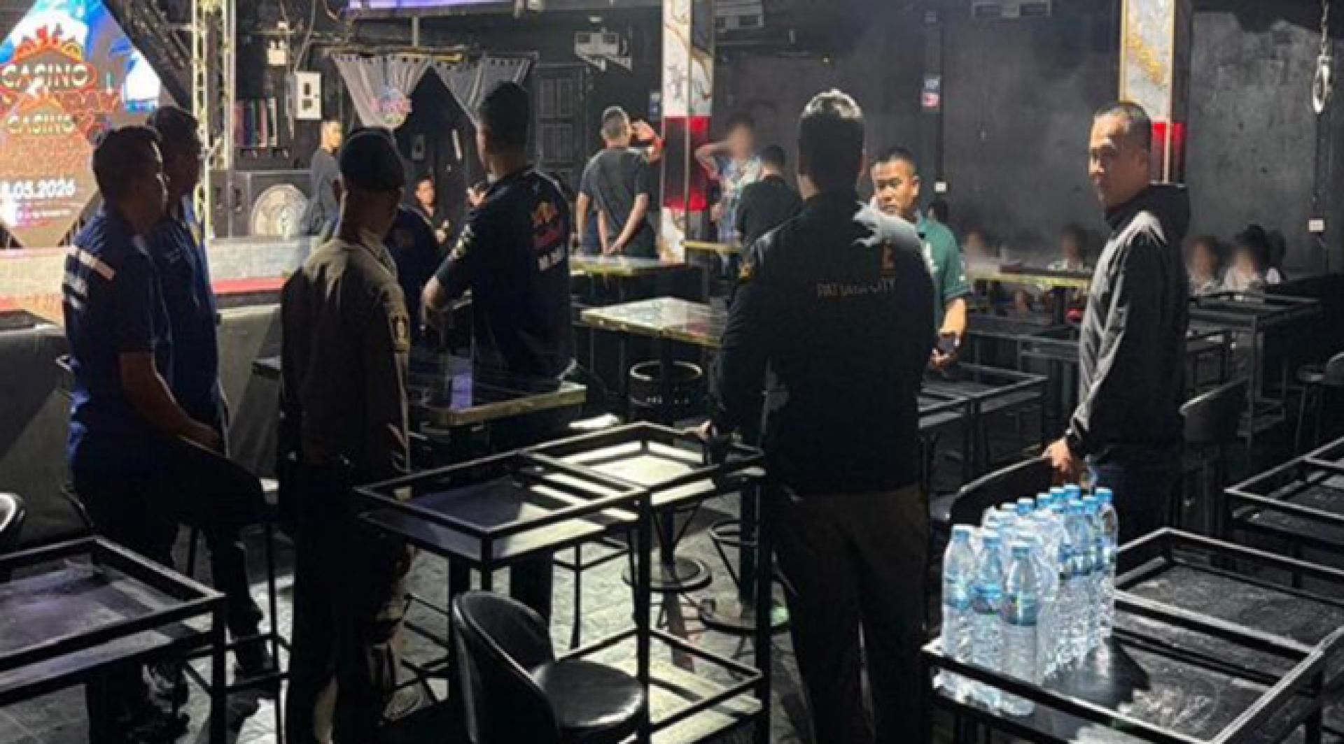 警方调查后认为，事件起因系死者醉酒后与他人发生口角，继而遭多人围殴，其中多数涉案者为酒吧员工。（图：Pattaya News）