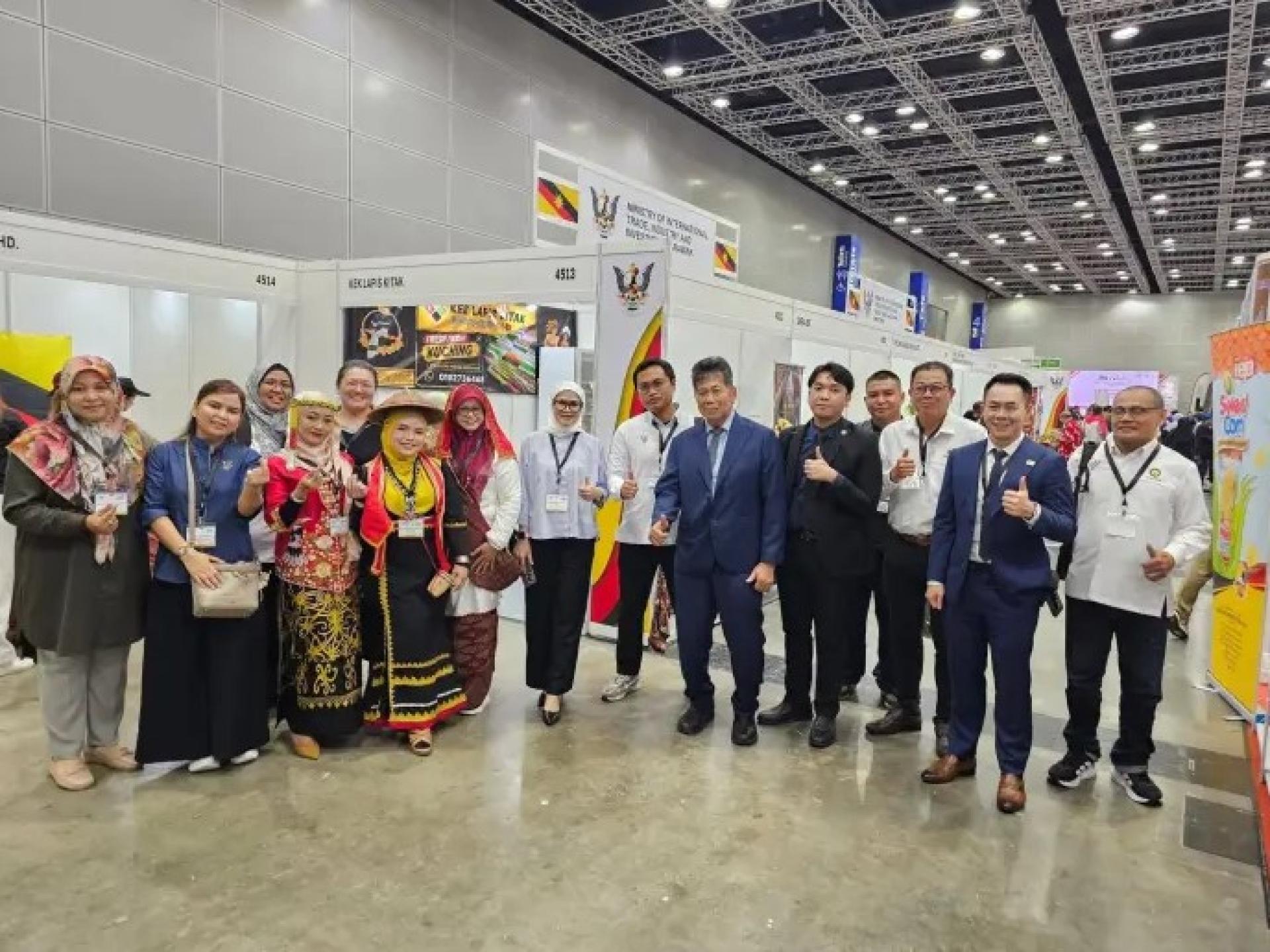 穆森（右6）与砂拉越企业家于2026年MYFOOD Expo在KLCC合影（2026年5月7日）。图片：Ukas